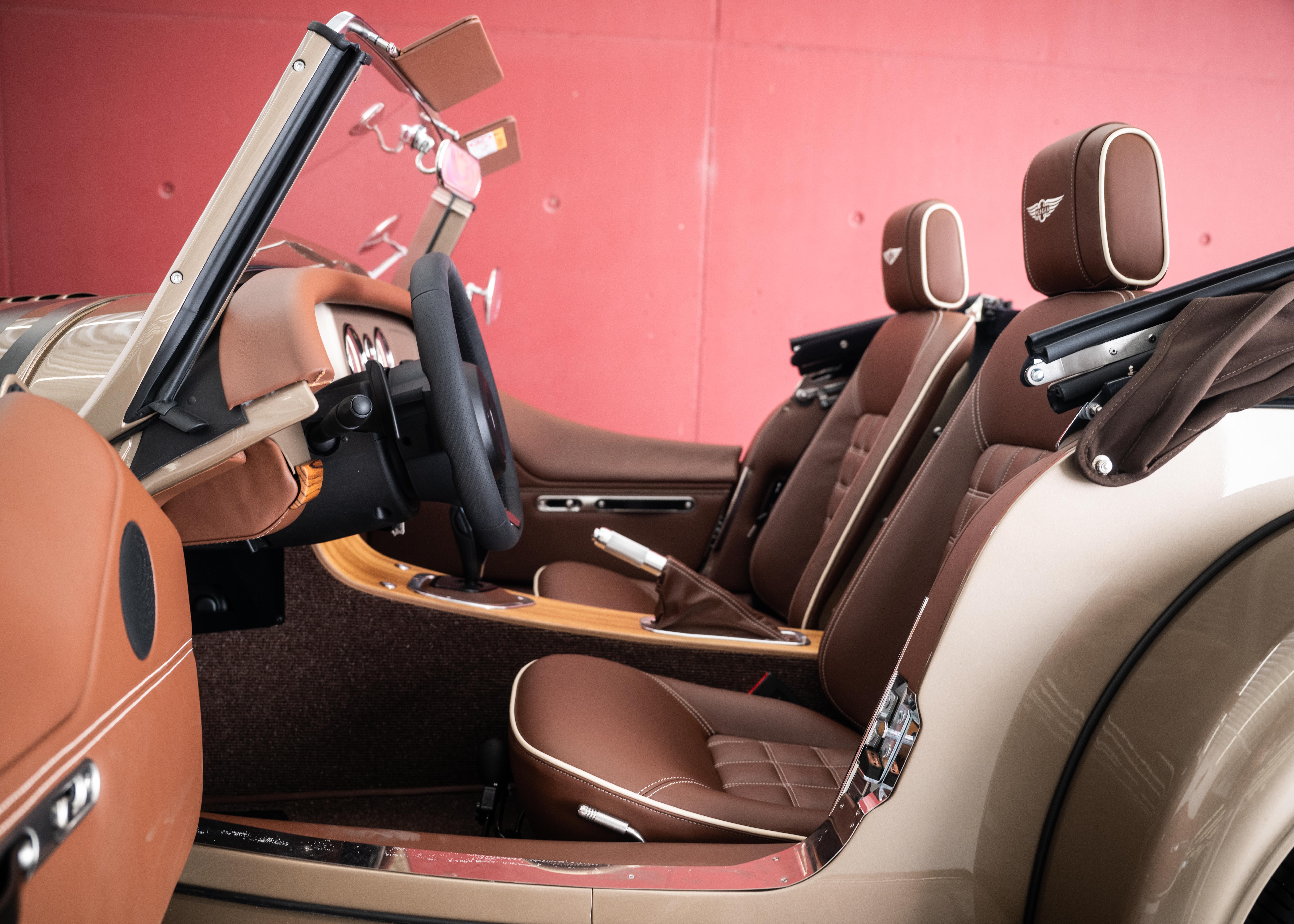 Image MORGAN PLUS-FOUR Plus Four 75th Anniversary (New Swiss car, World Limited Edition 1 of 75, Aston Martin Selenite Bronze metallic paint)