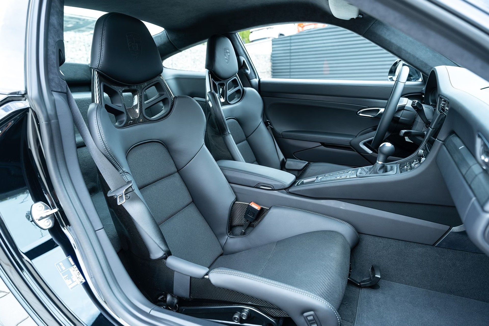 PORSCHE 911 GT3 Touring-image-4