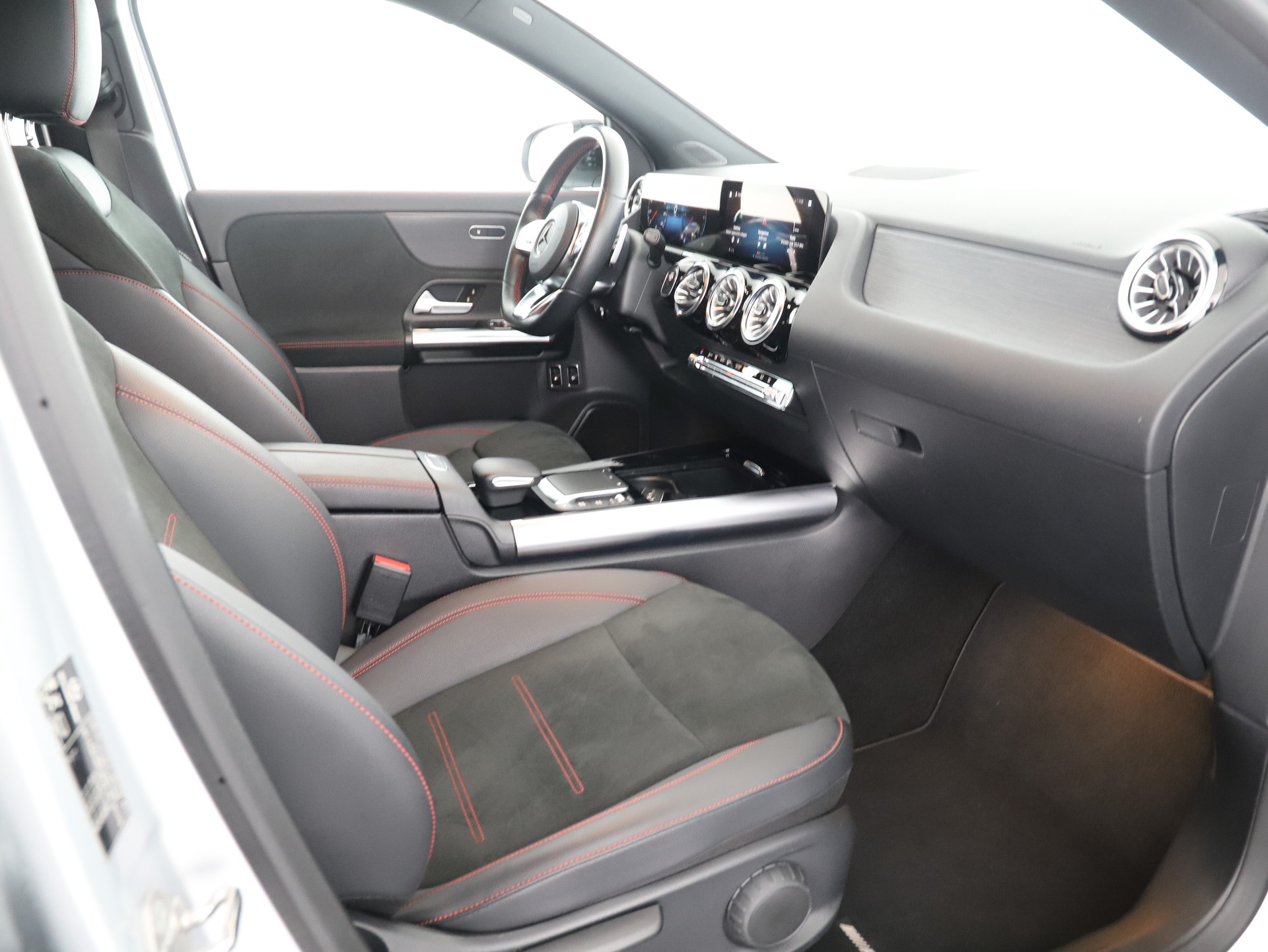 MERCEDES-BENZ GLA 250e AMG Line 8G-DCT-image-10