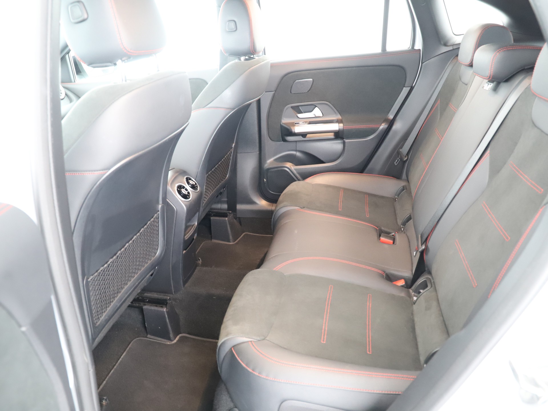 MERCEDES-BENZ GLA 250e AMG Line 8G-DCT-image-13