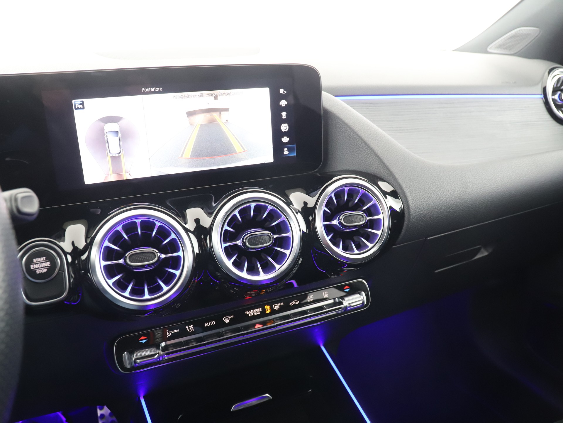 MERCEDES-BENZ GLA 250e AMG Line 8G-DCT-image-14