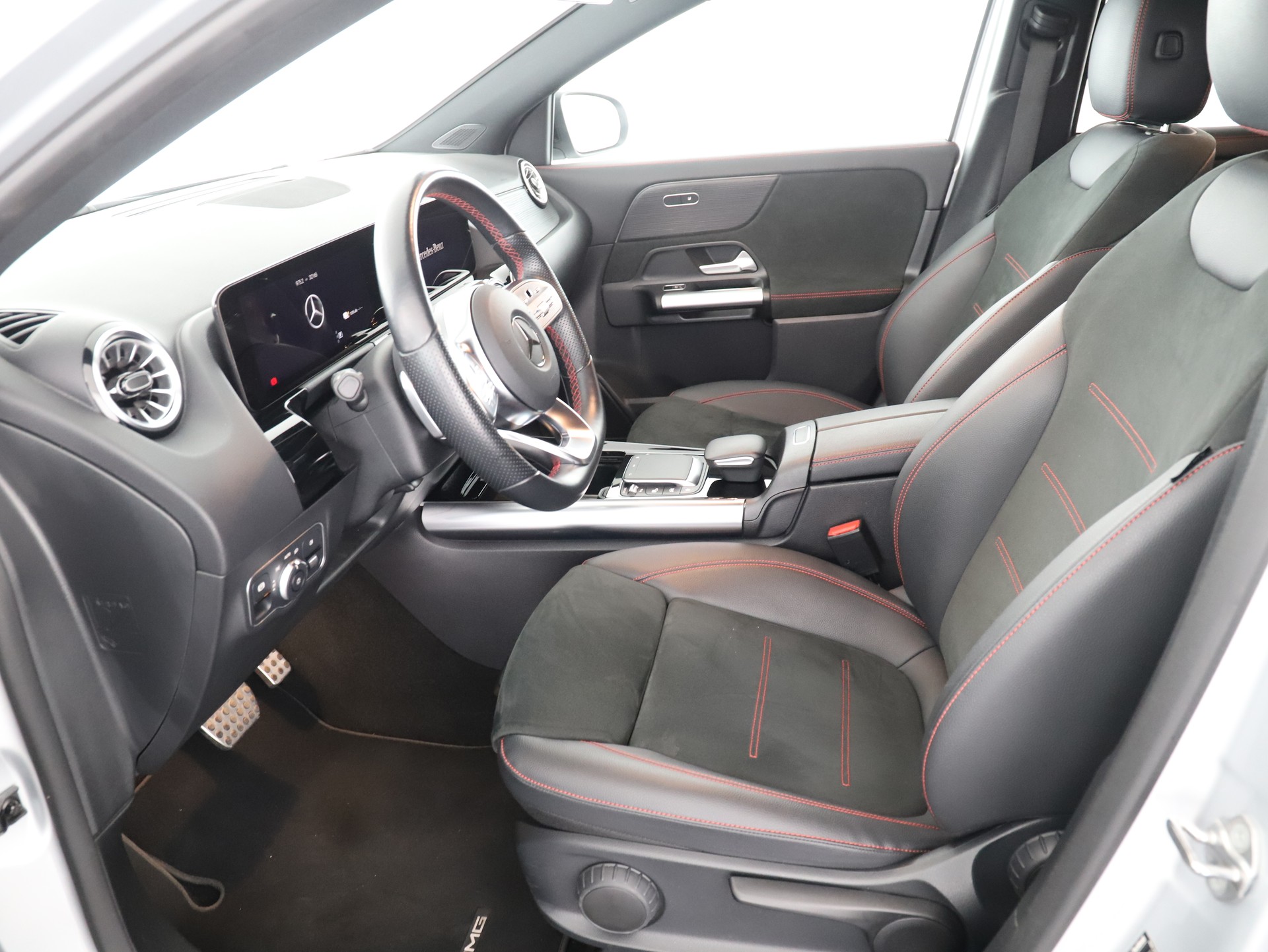 MERCEDES-BENZ GLA 250e AMG Line 8G-DCT-image-9