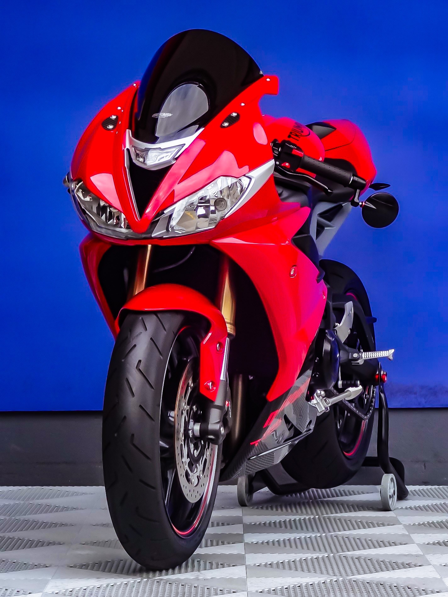 TRIUMPH Daytona 675 ABS (25kW)-showroom-element-3