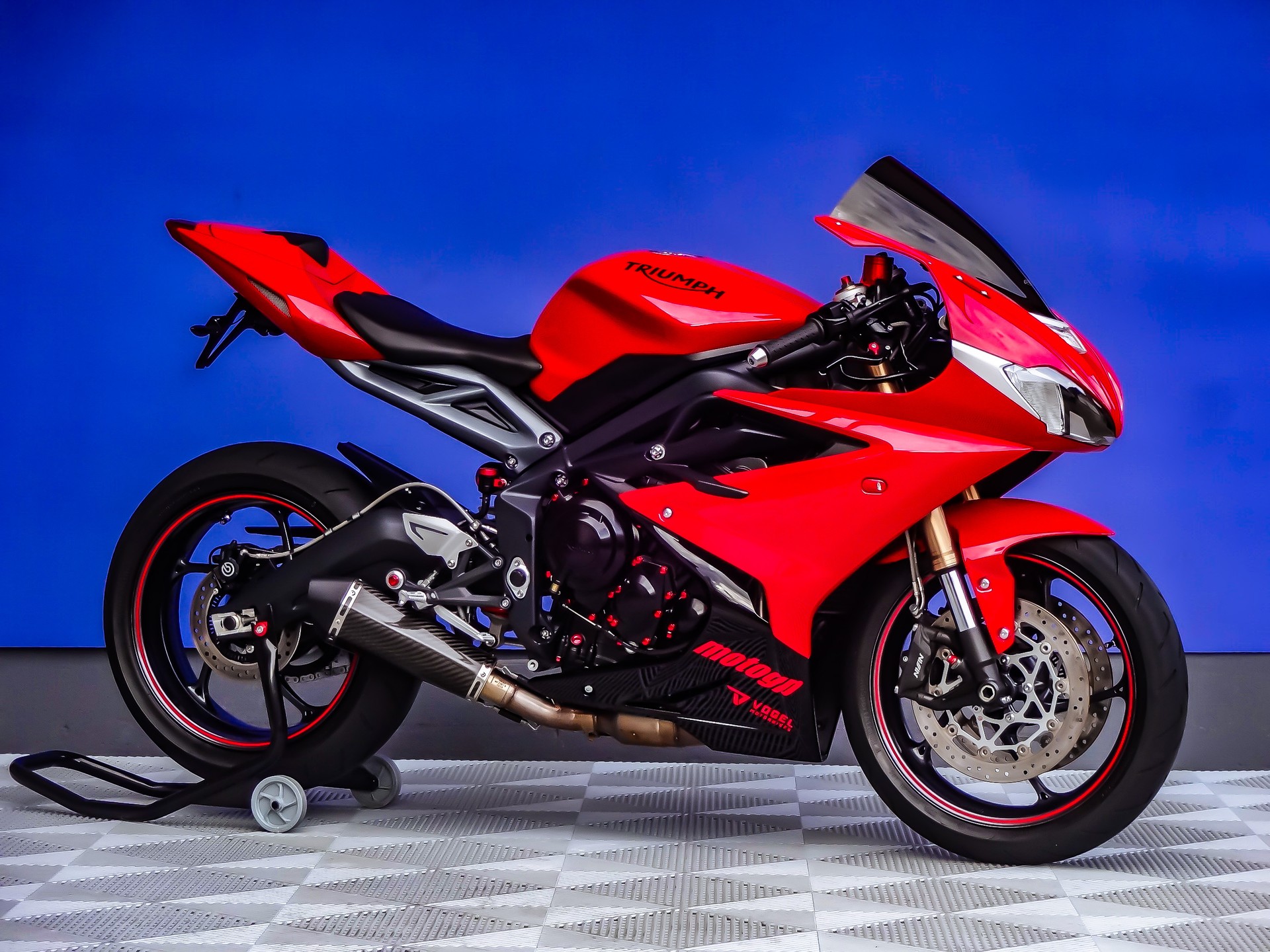 TRIUMPH Daytona 675 ABS (25kW)-showroom-element-1