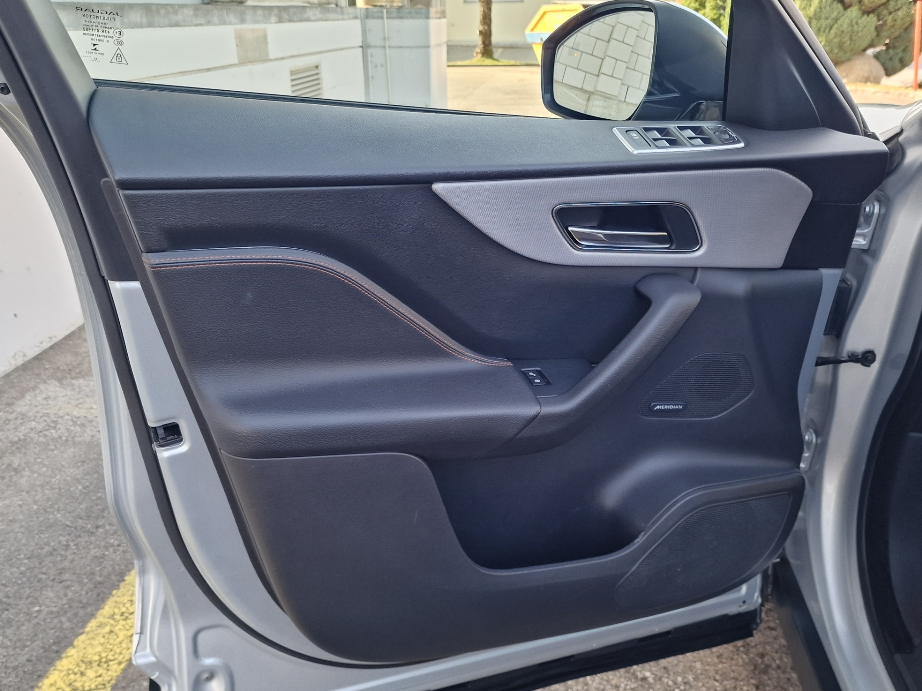 JAGUAR F-Pace 2.0d Portfolio AWD Automatik-image-6