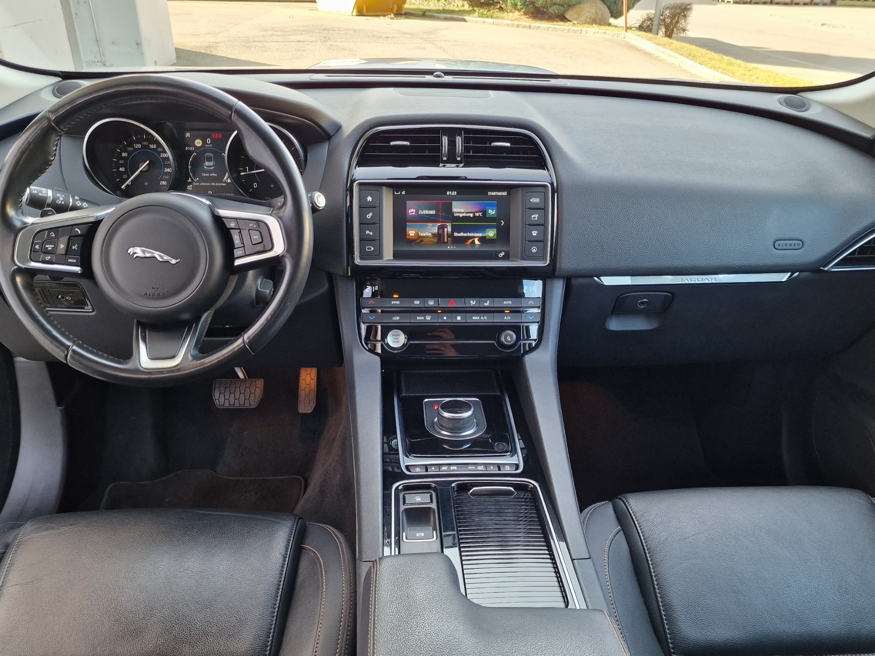 JAGUAR F-Pace 2.0d Portfolio AWD Automatik-image-10