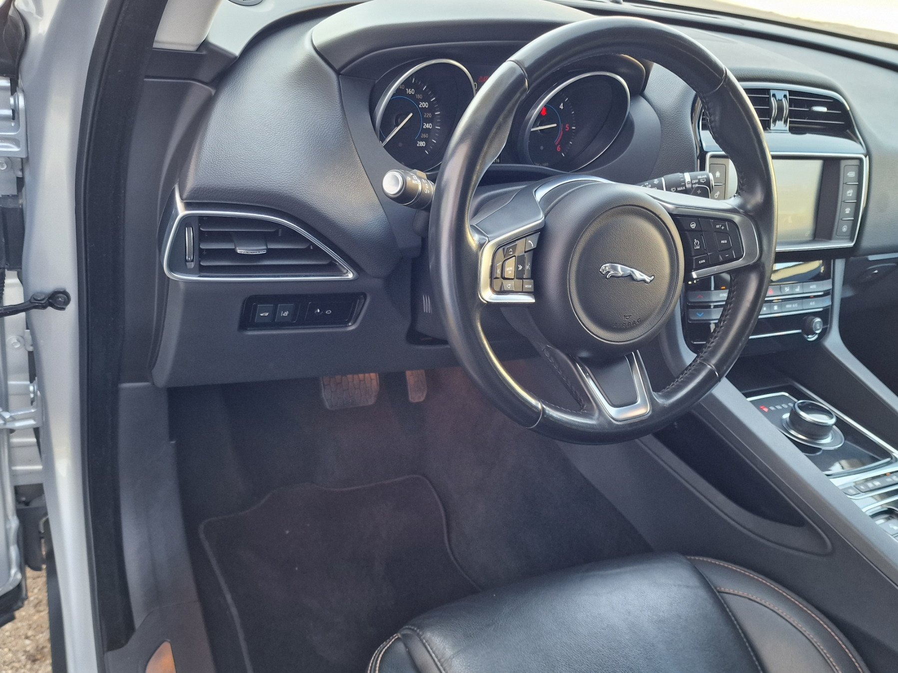 JAGUAR F-Pace 2.0d Portfolio AWD Automatik-image-8