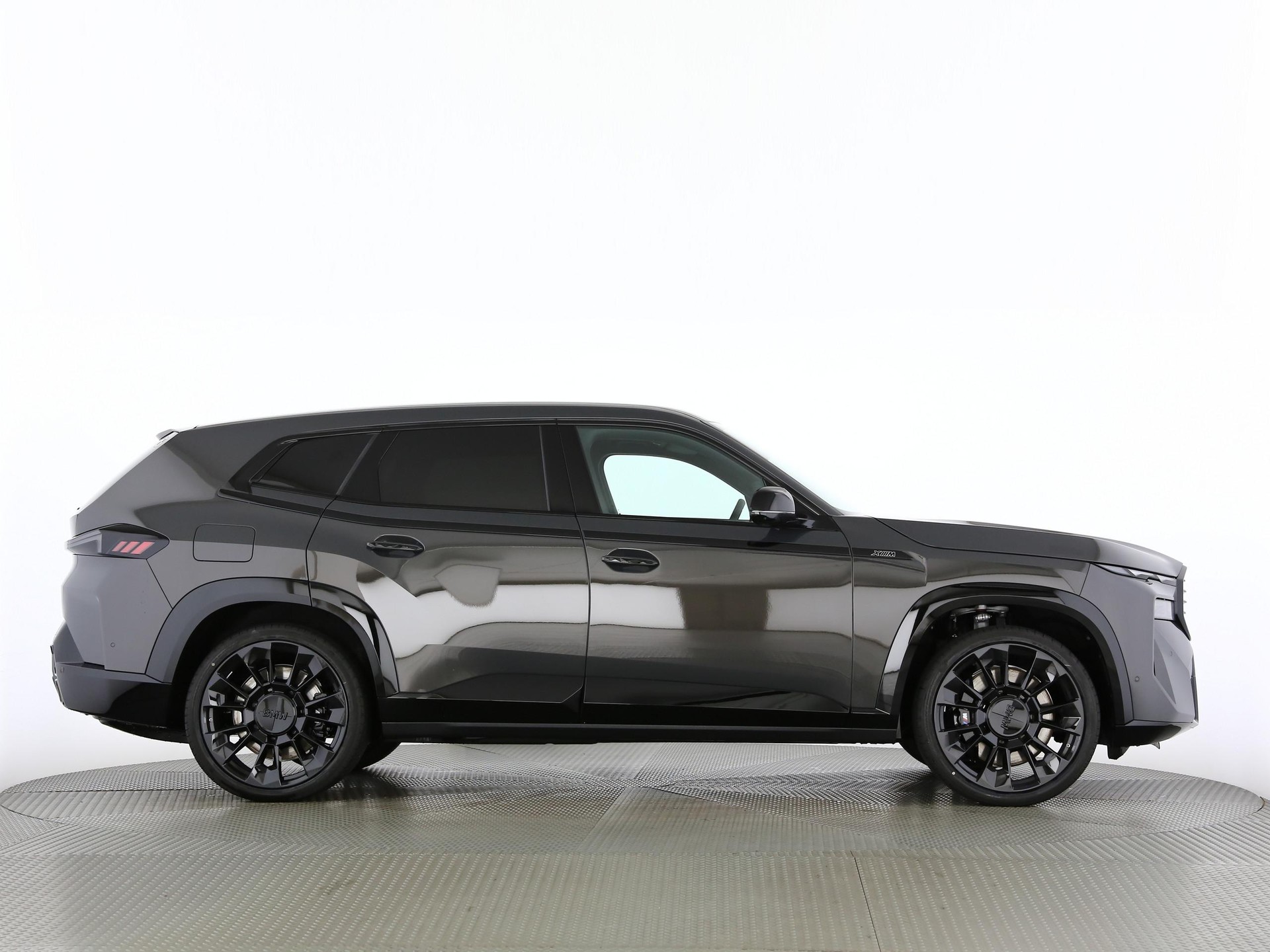 BMW XM 50e Plug-in Hybrid-image-23