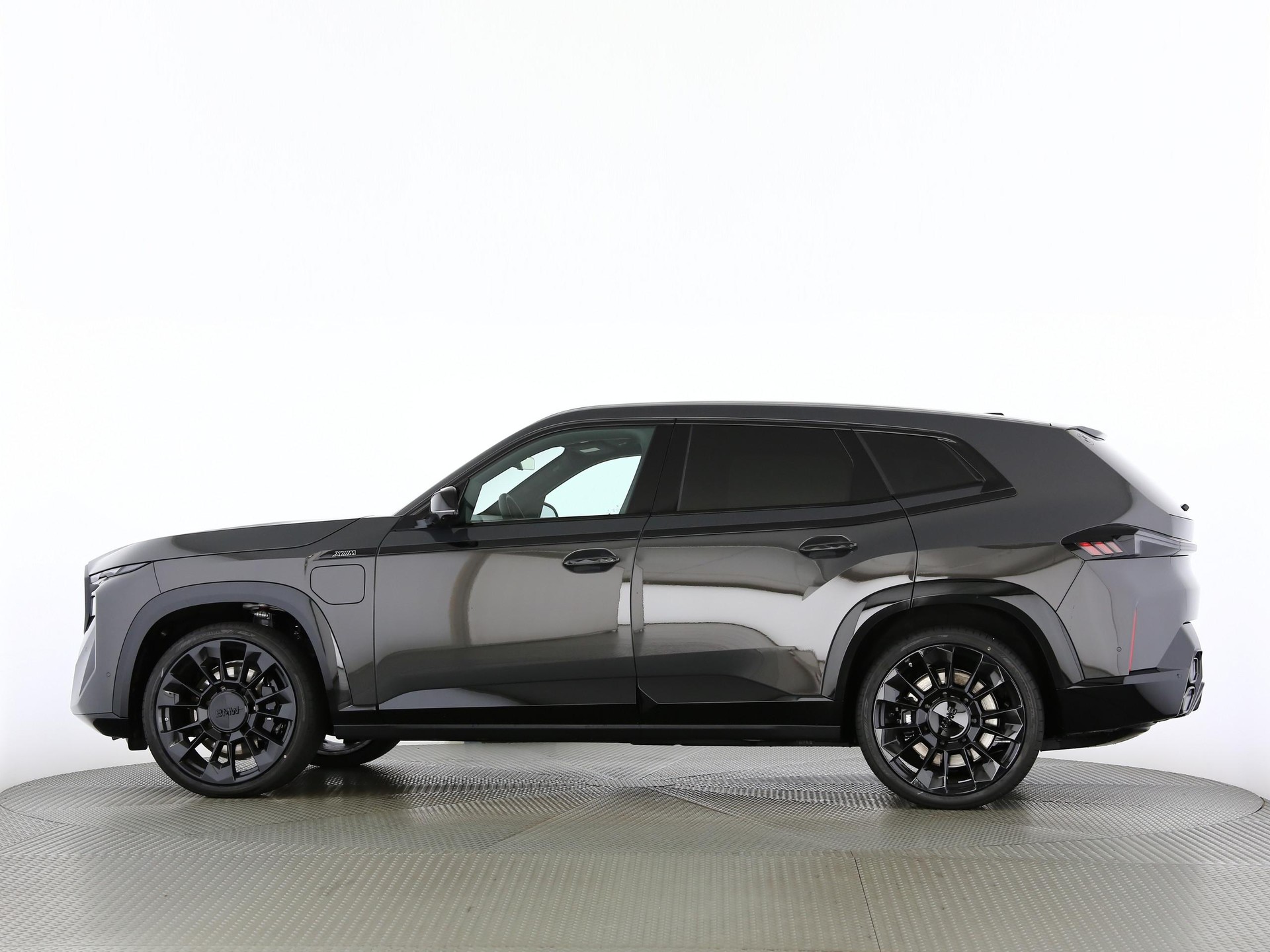 BMW XM 50e Plug-in Hybrid-image-12