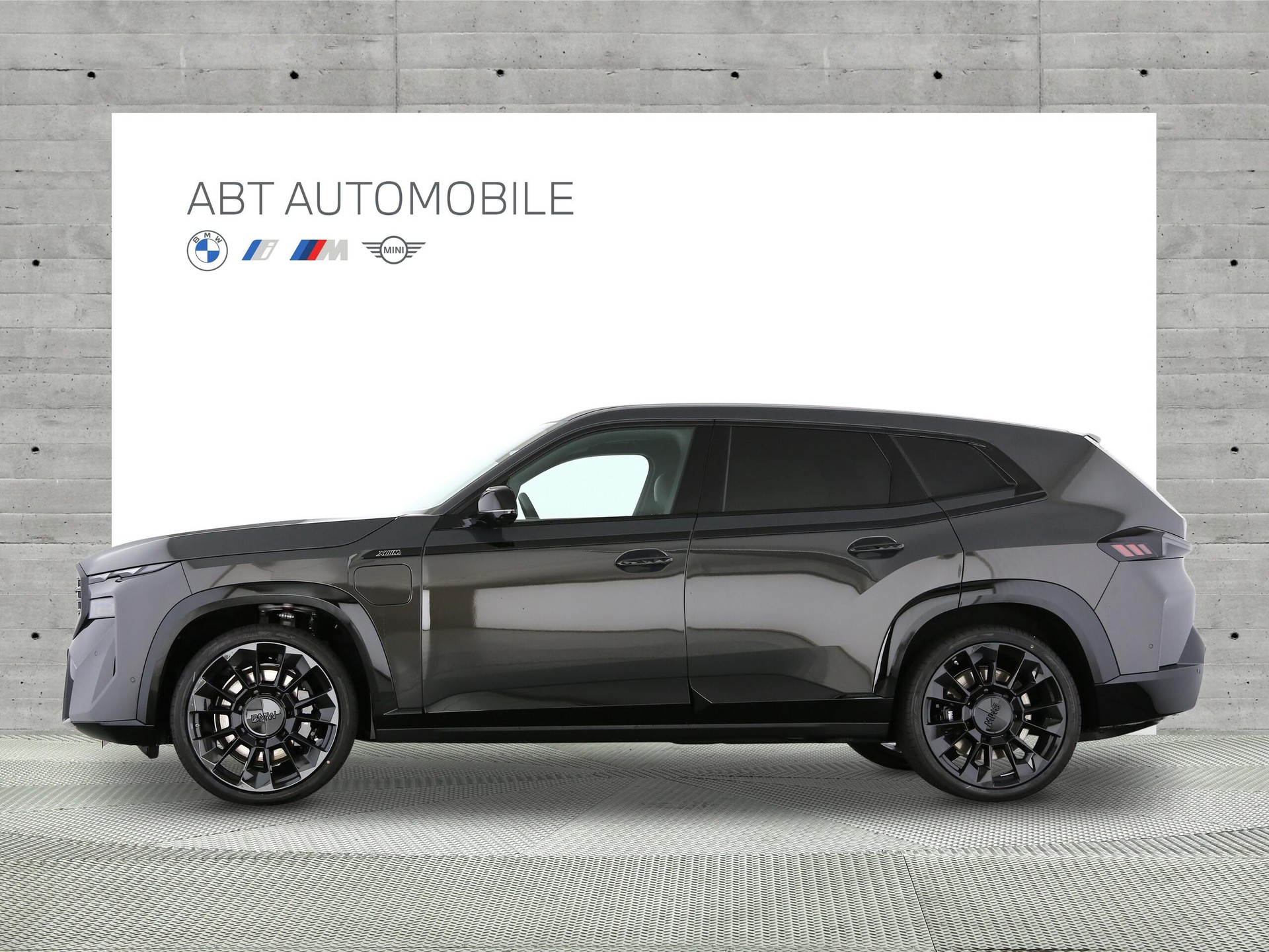 BMW XM 50e Plug-in Hybrid-image-1