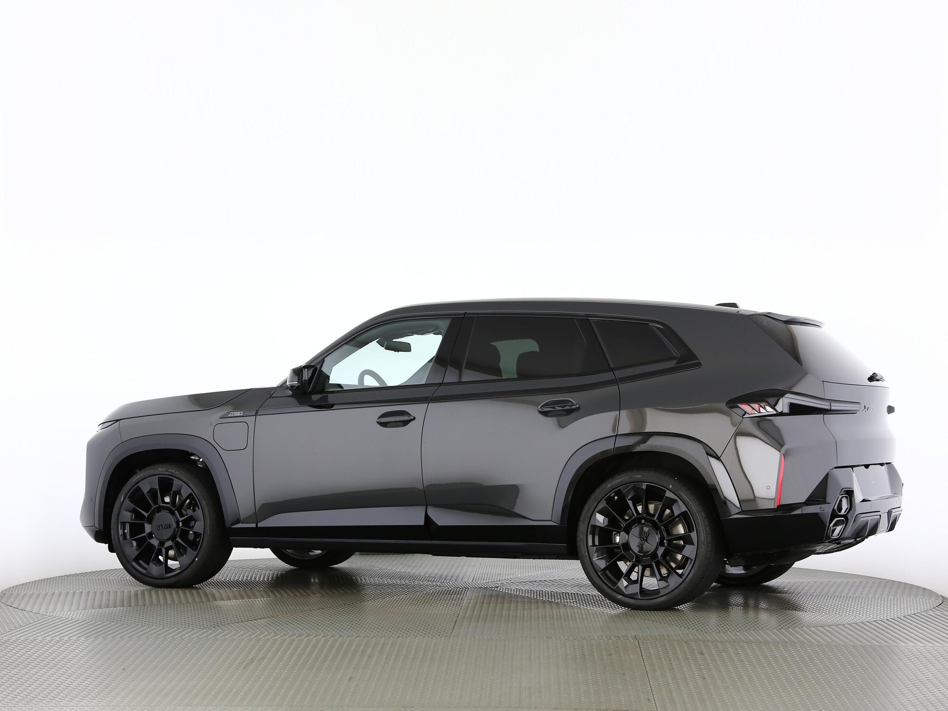 BMW XM 50e Plug-in Hybrid-image-13