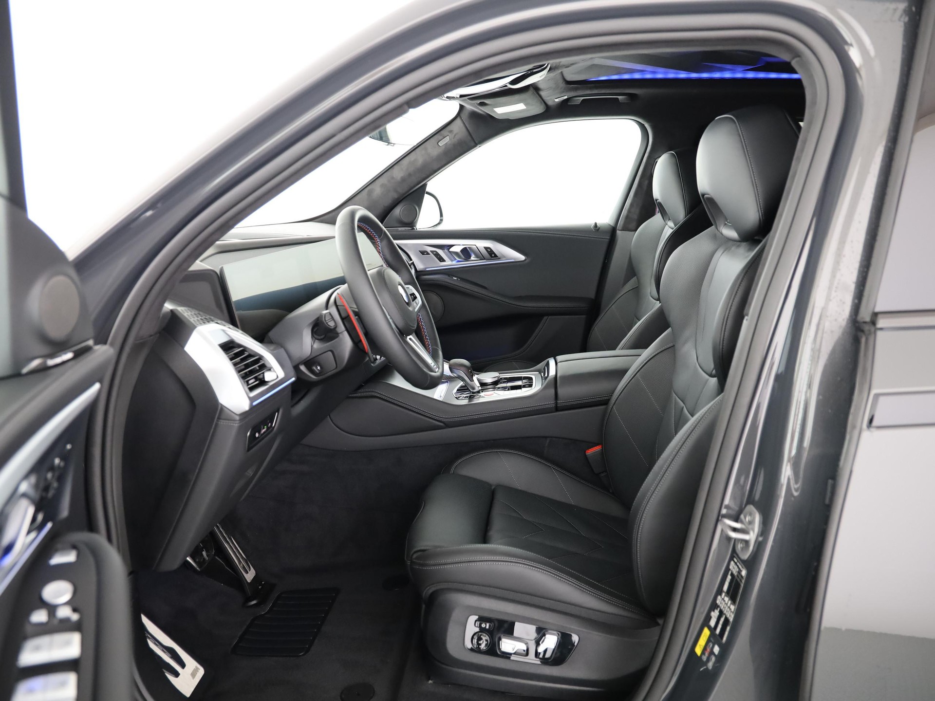 BMW XM 50e Plug-in Hybrid-image-4