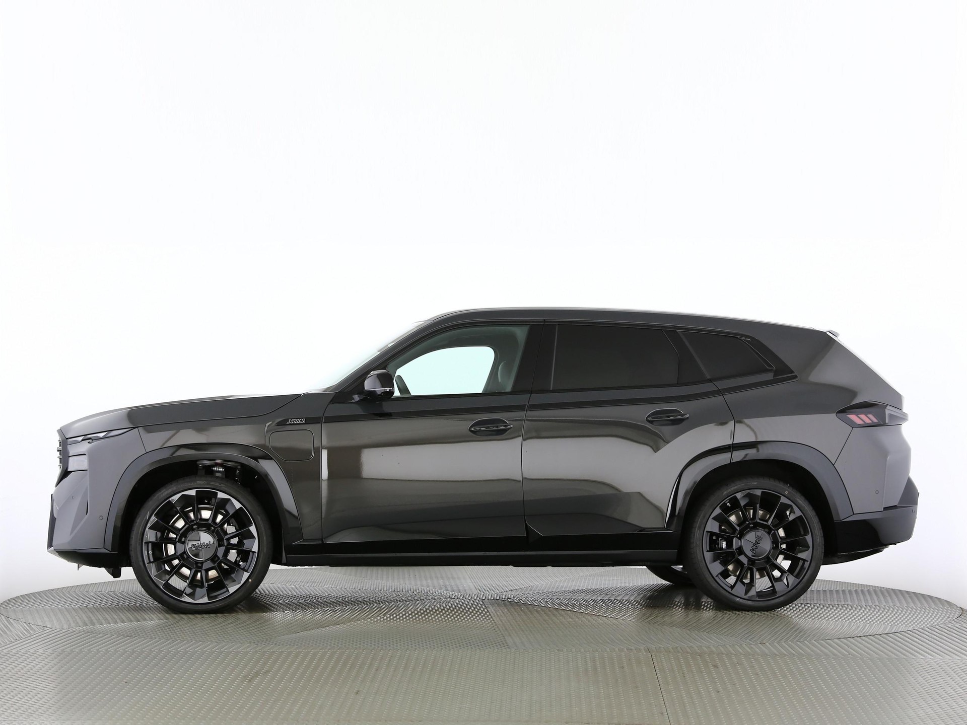 BMW XM 50e Plug-in Hybrid-image-11