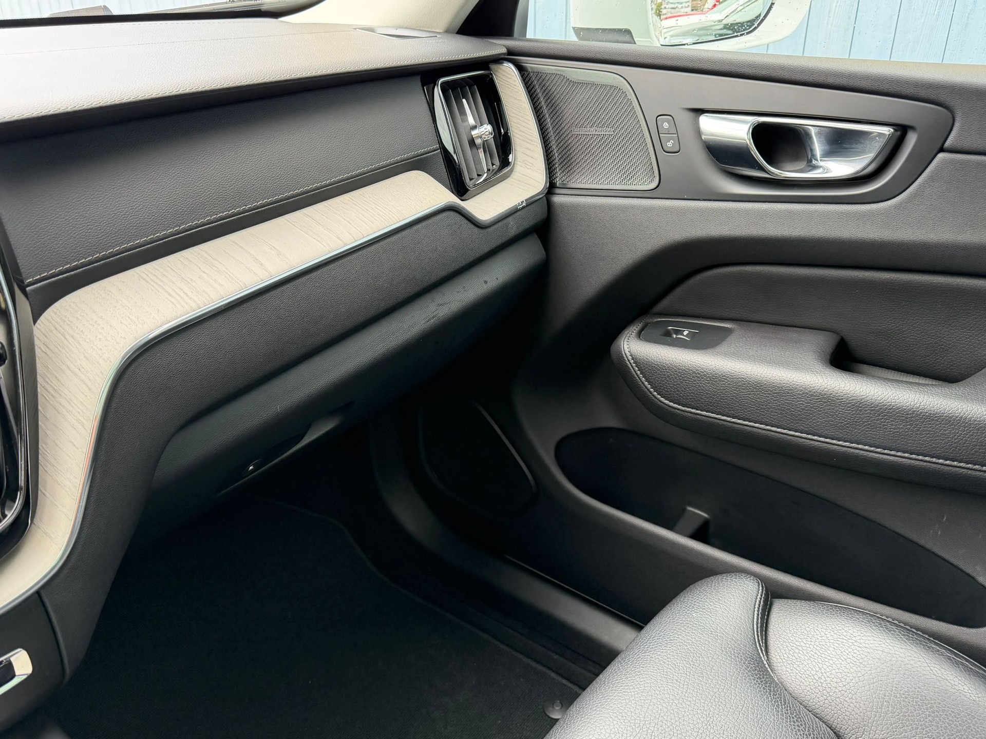 VOLVO XC60 B4 Diesel Mild Hybrid AWD Inscription Geartronic-image-16