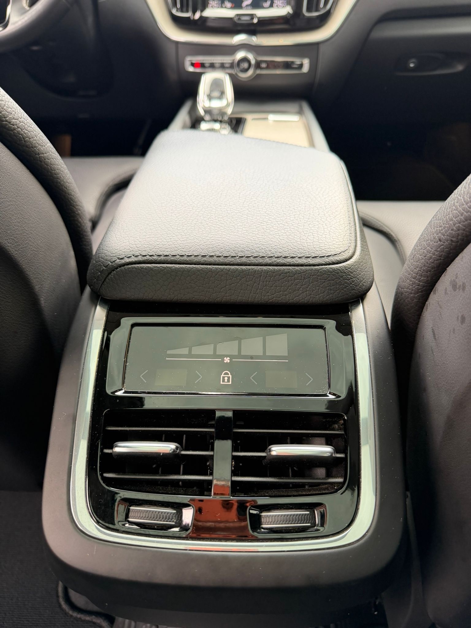 VOLVO XC60 B4 Diesel Mild Hybrid AWD Inscription Geartronic-image-24