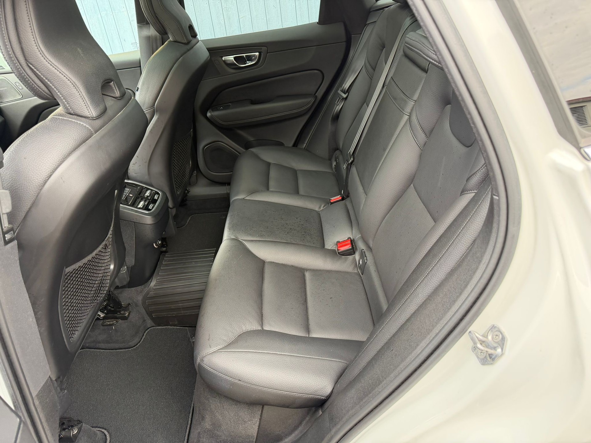 VOLVO XC60 B4 Diesel Mild Hybrid AWD Inscription Geartronic-image-25