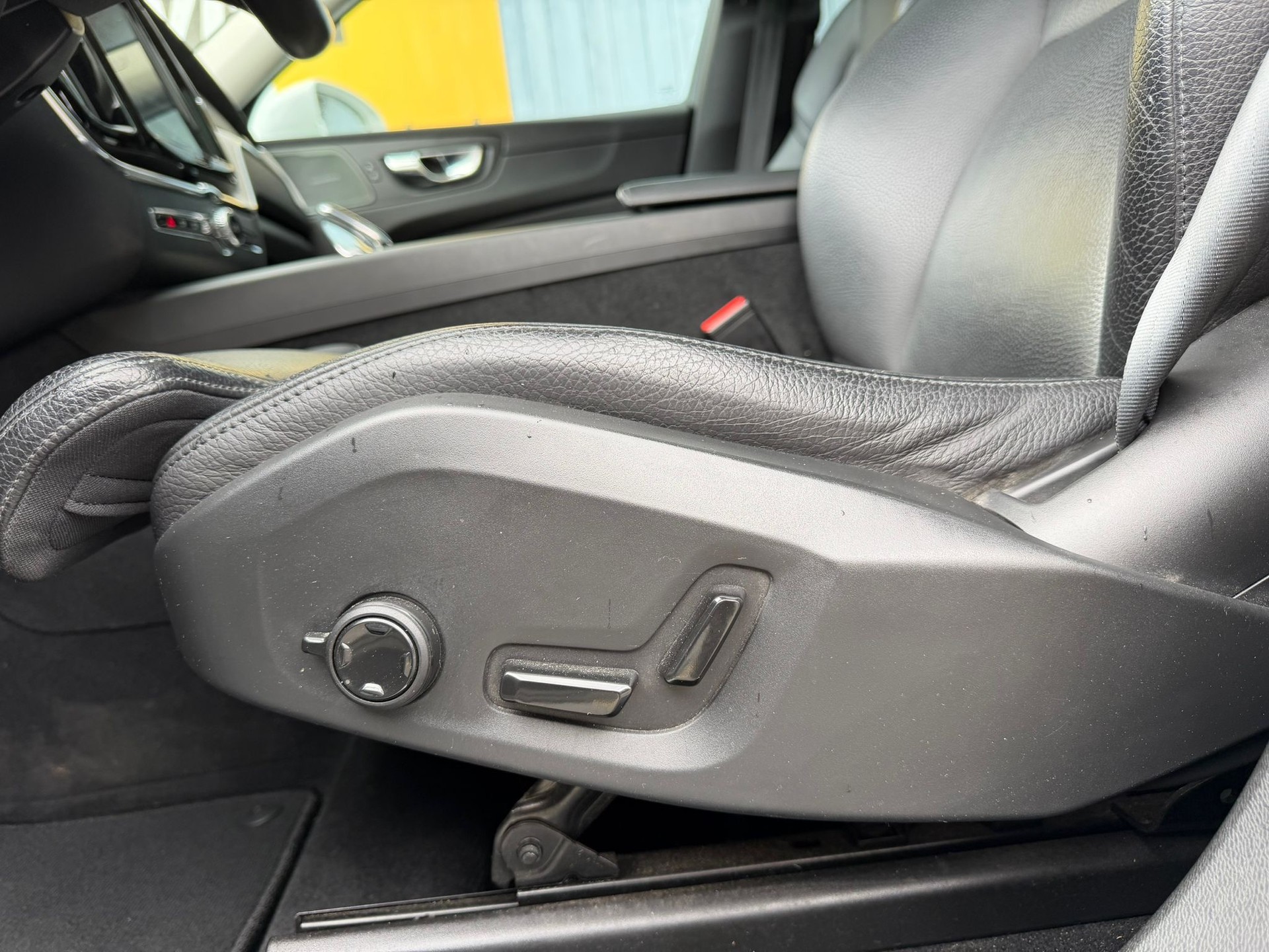VOLVO XC60 B4 Diesel Mild Hybrid AWD Inscription Geartronic-image-23