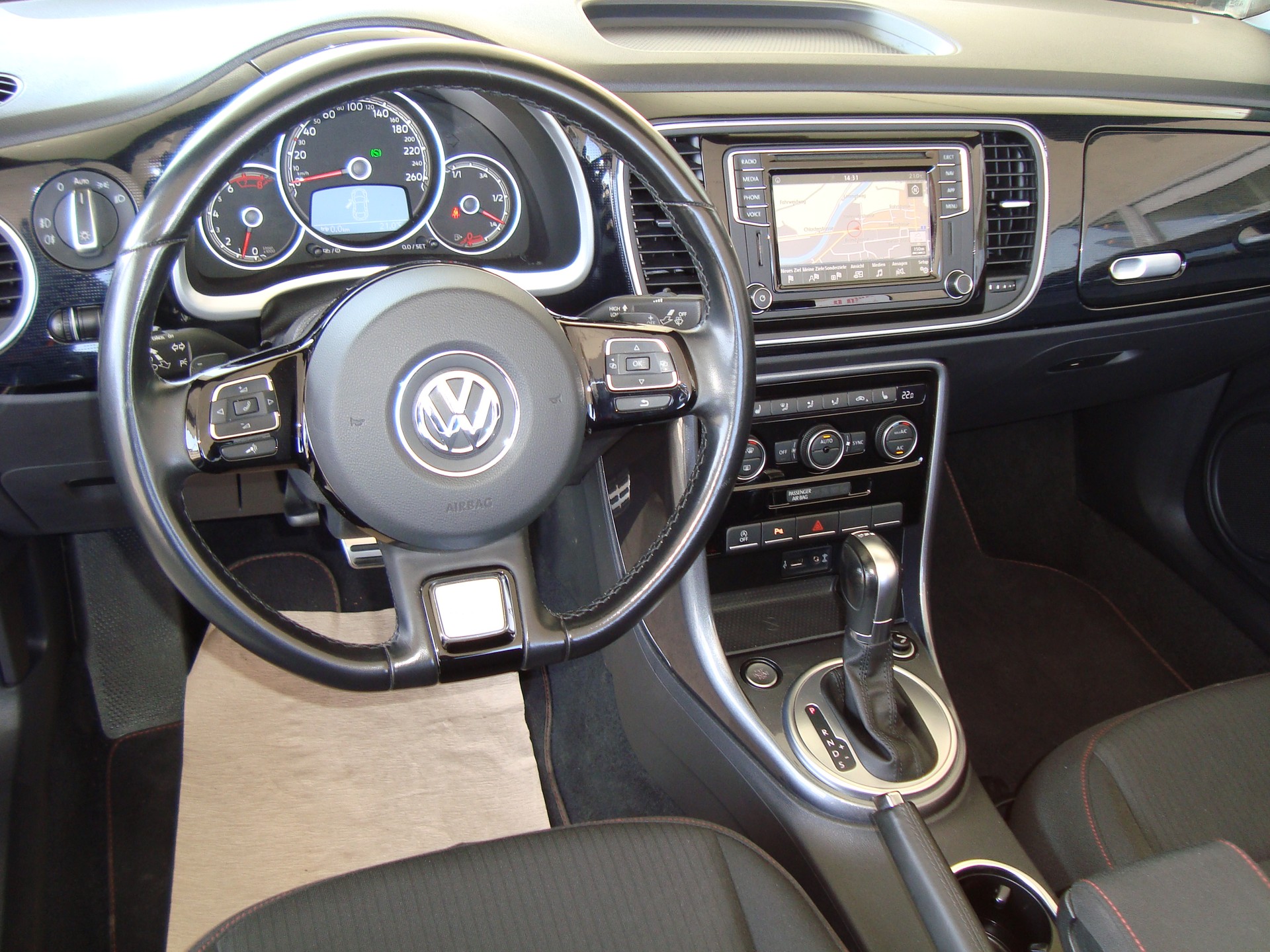 VW Beetle Cabriolet 1.4 TSI BMT Sound DSG-image-7