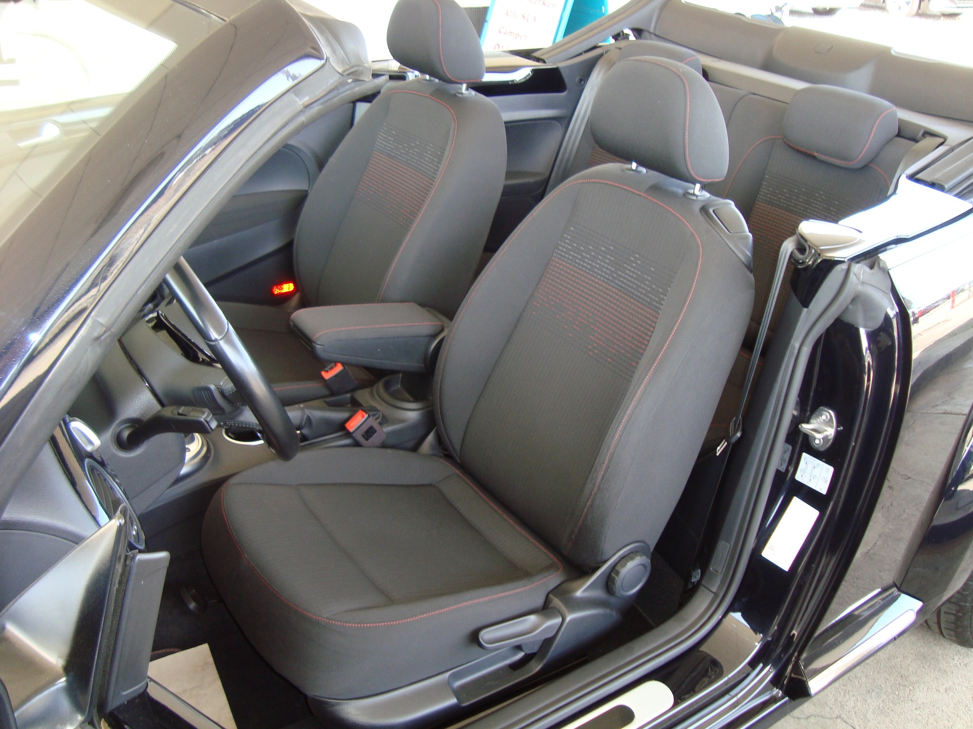 VW Beetle Cabriolet 1.4 TSI BMT Sound DSG-image-6