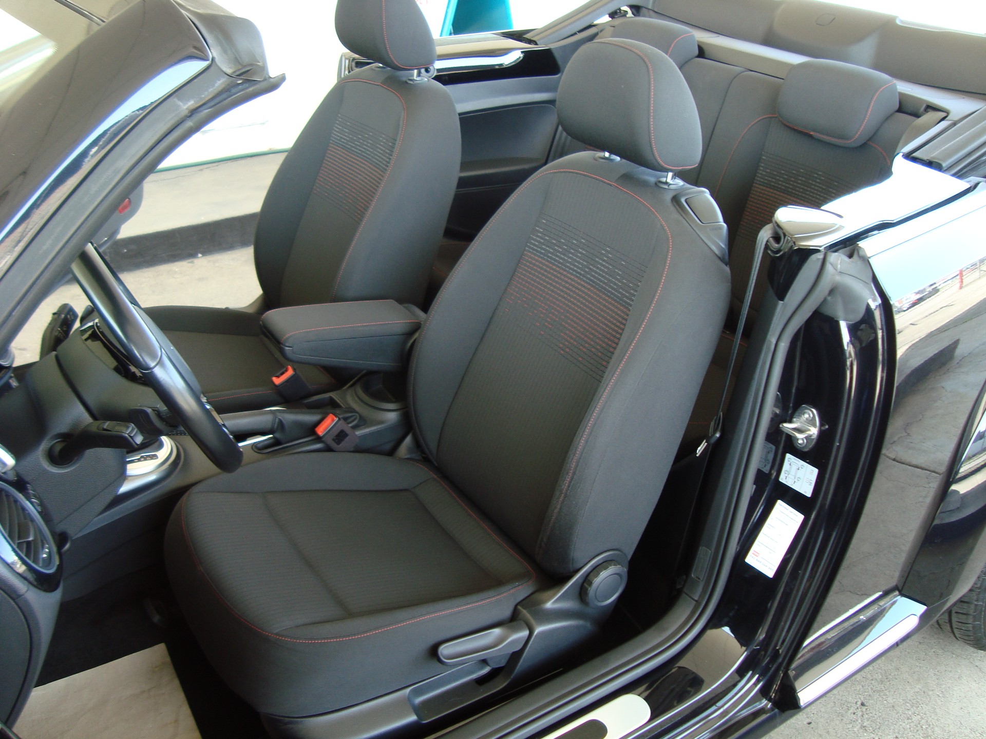 VW Beetle Cabriolet 1.4 TSI BMT Sound DSG-image-10