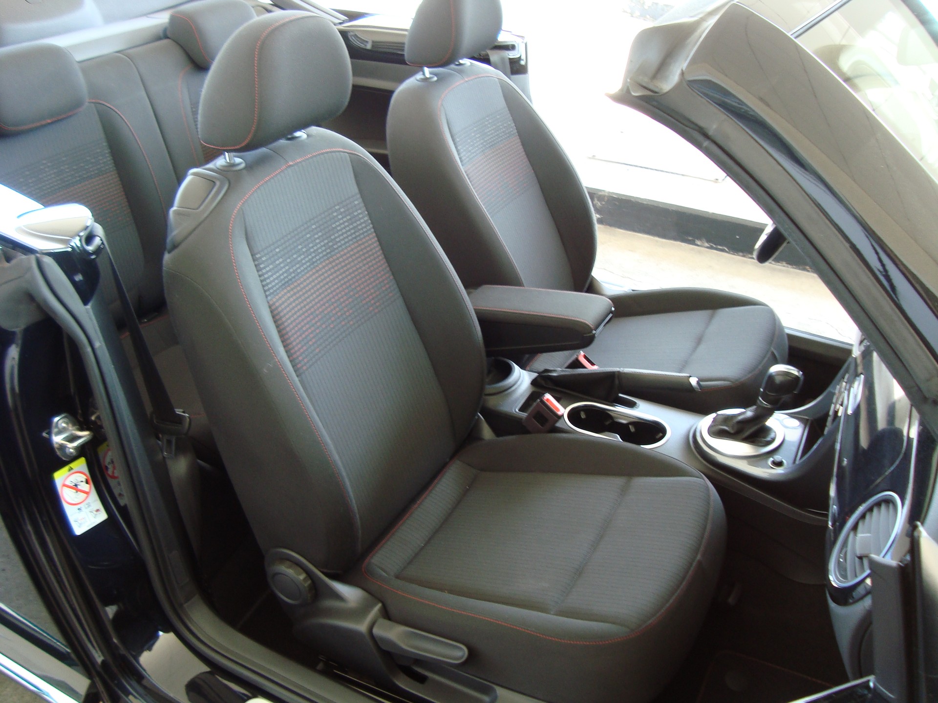 VW Beetle Cabriolet 1.4 TSI BMT Sound DSG-image-11