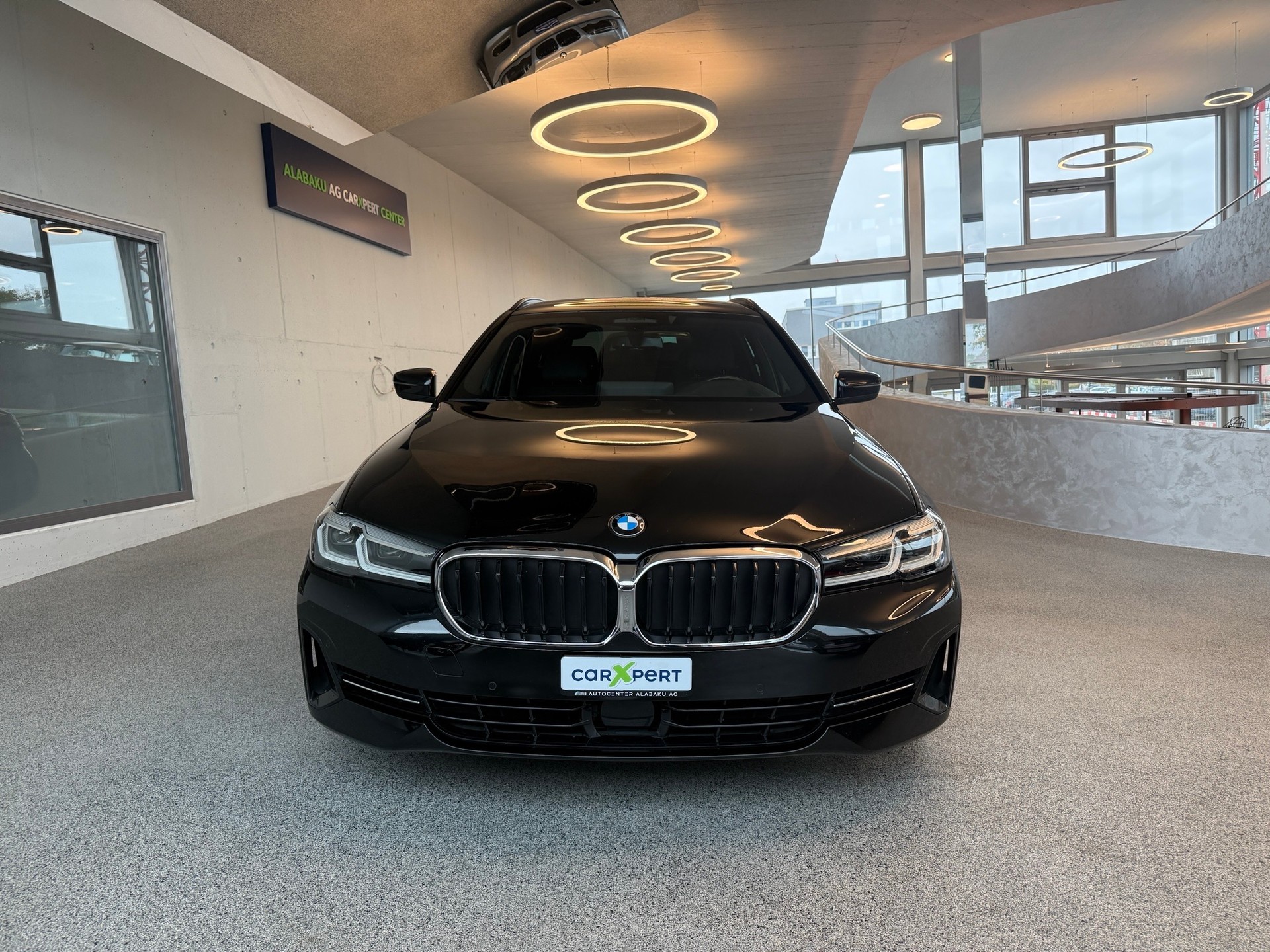 BMW 520d 48V Touring Steptronic-showroom-element-1