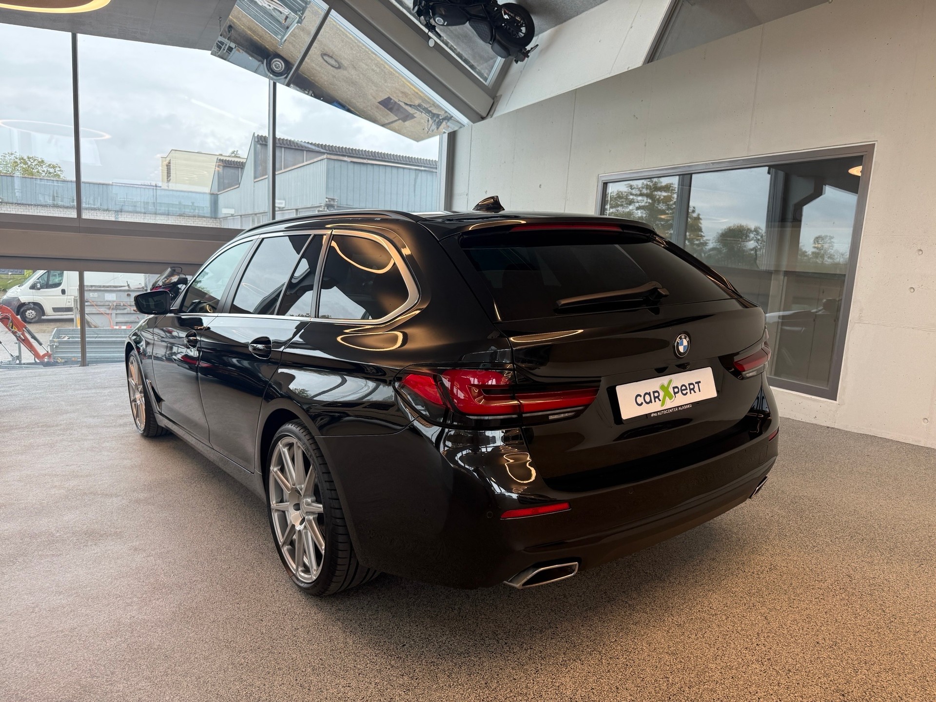 BMW 520d 48V Touring Steptronic-showroom-element-3