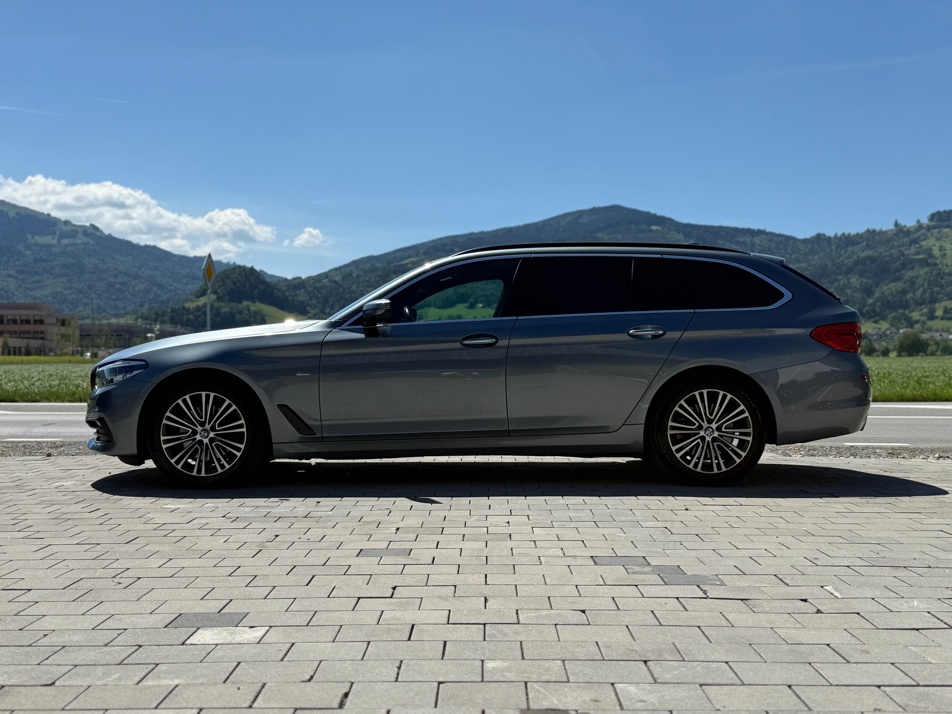 BMW 520d xDrive Touring Sport Line Steptronic-image-3
