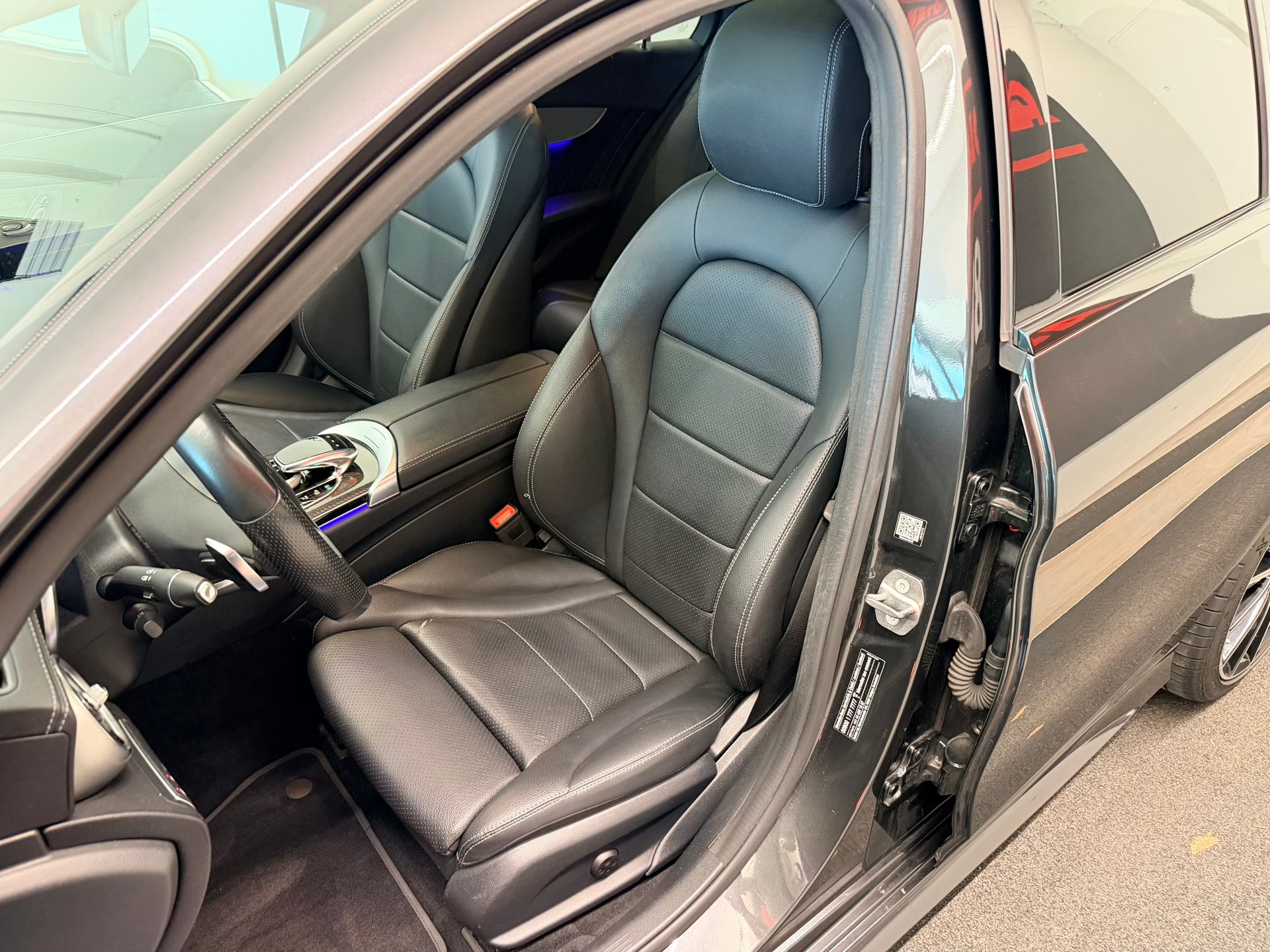MERCEDES-BENZ C 300 AMG Line 4Matic 9G-Tronic-image-15