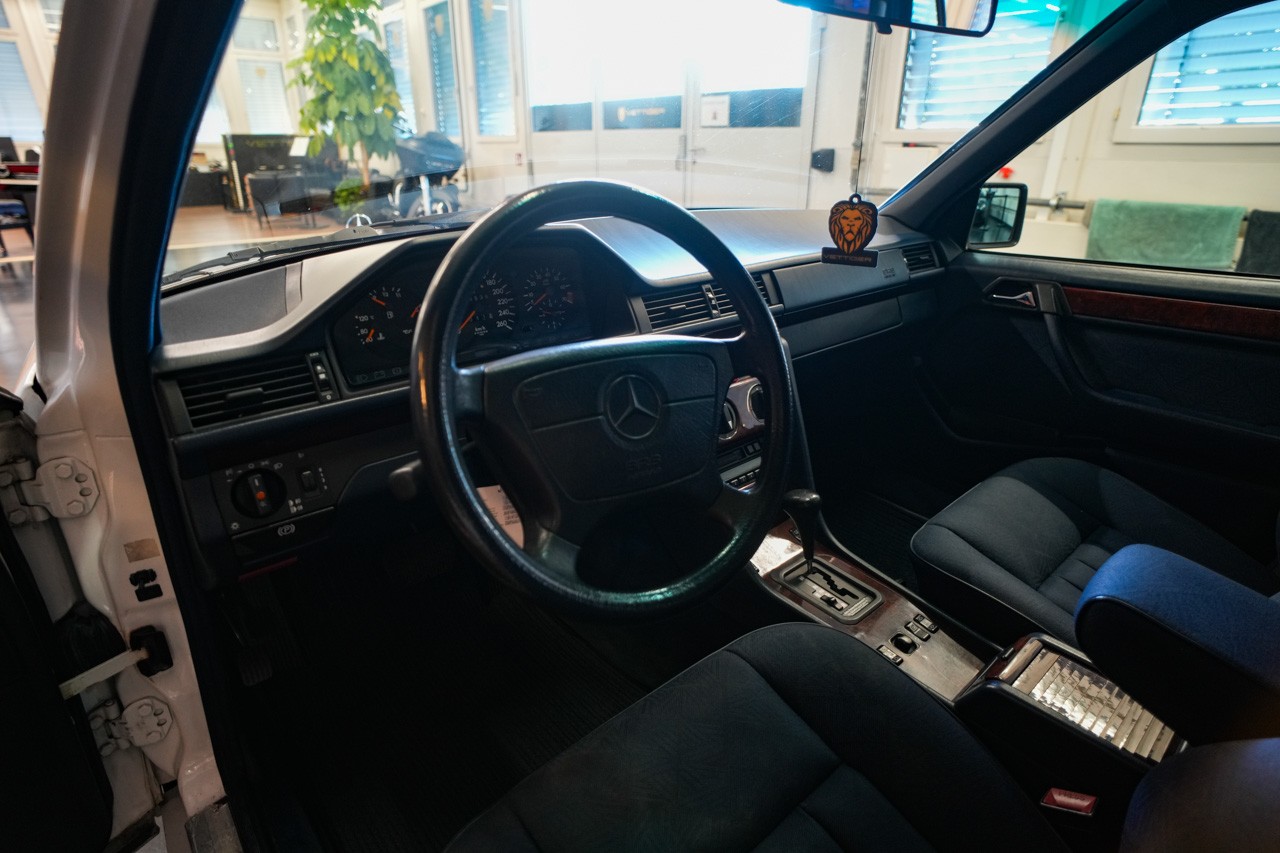 MERCEDES-BENZ E 280-image-11