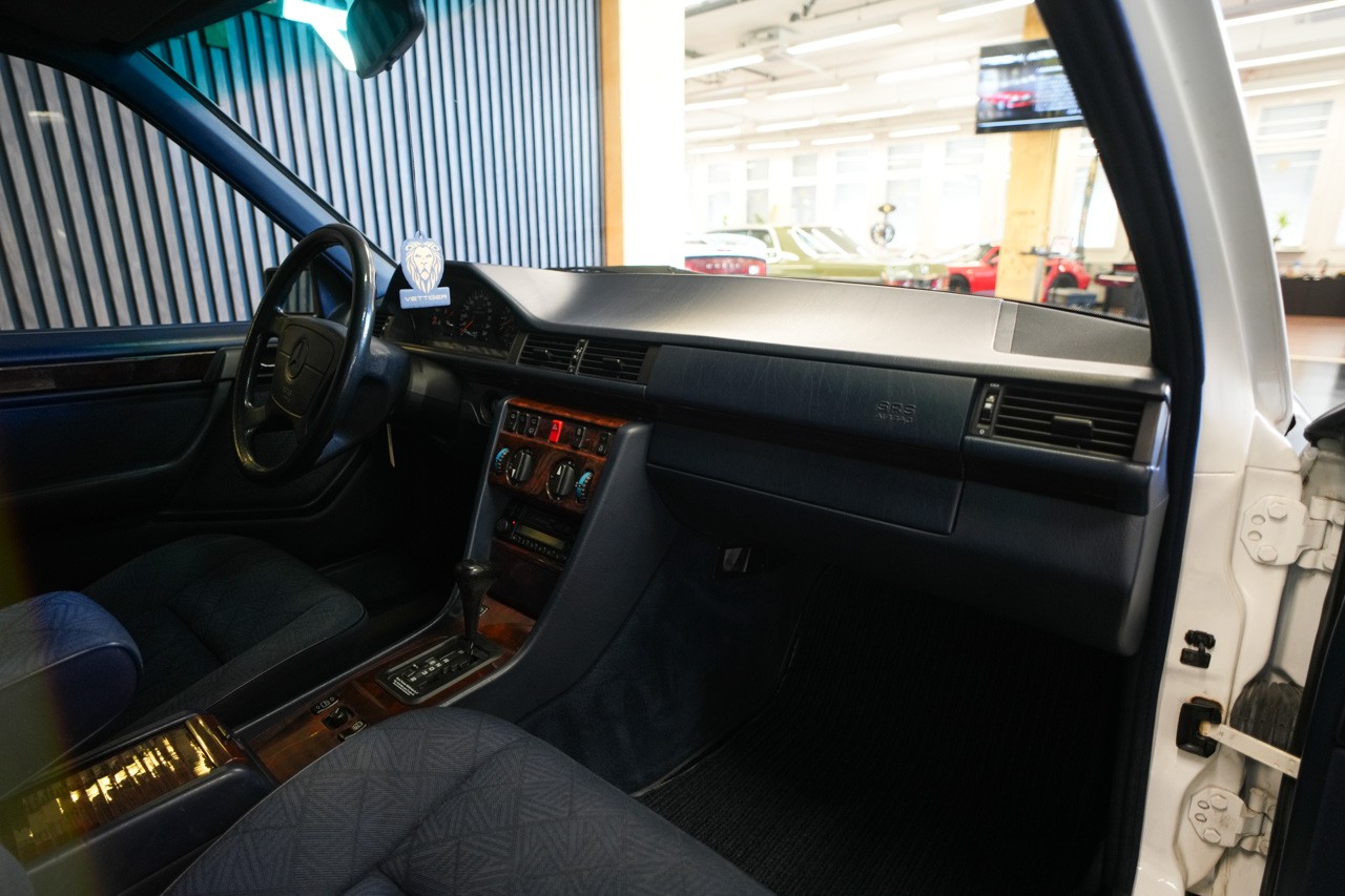 MERCEDES-BENZ E 280-image-13