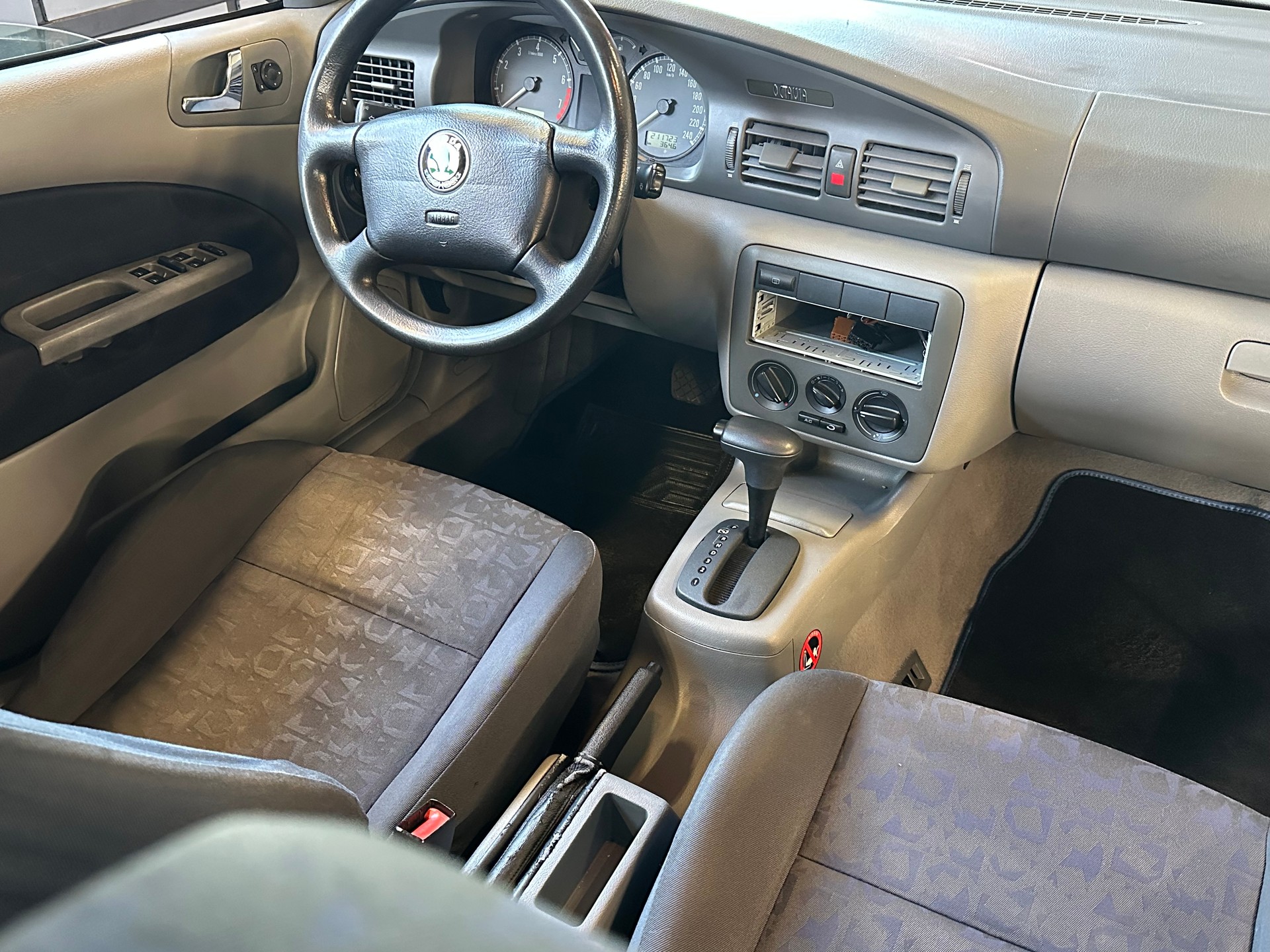 SKODA Octavia 1.6 GLX-image-11