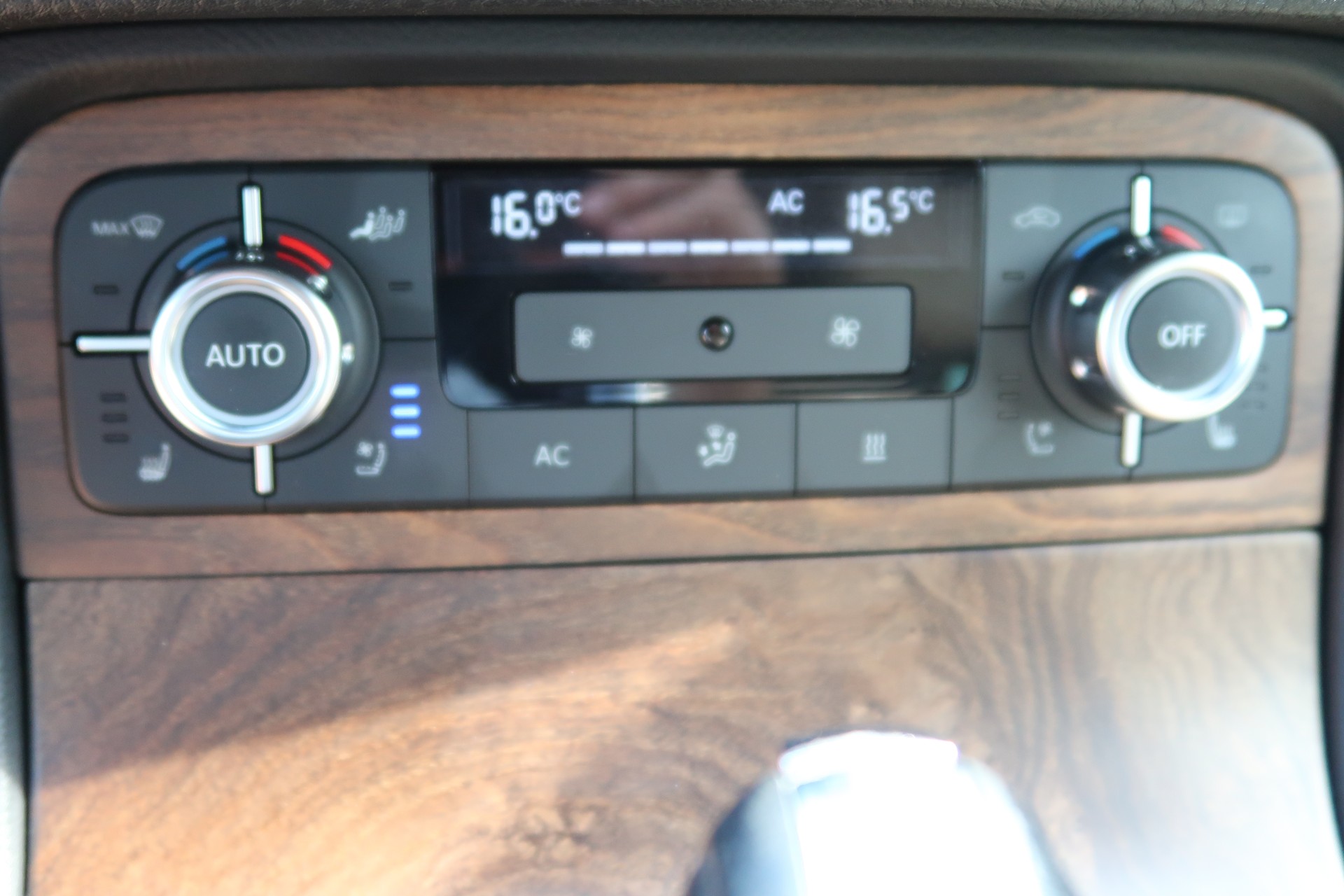 VW Touareg 4.2 TDI Tiptronic-image-18
