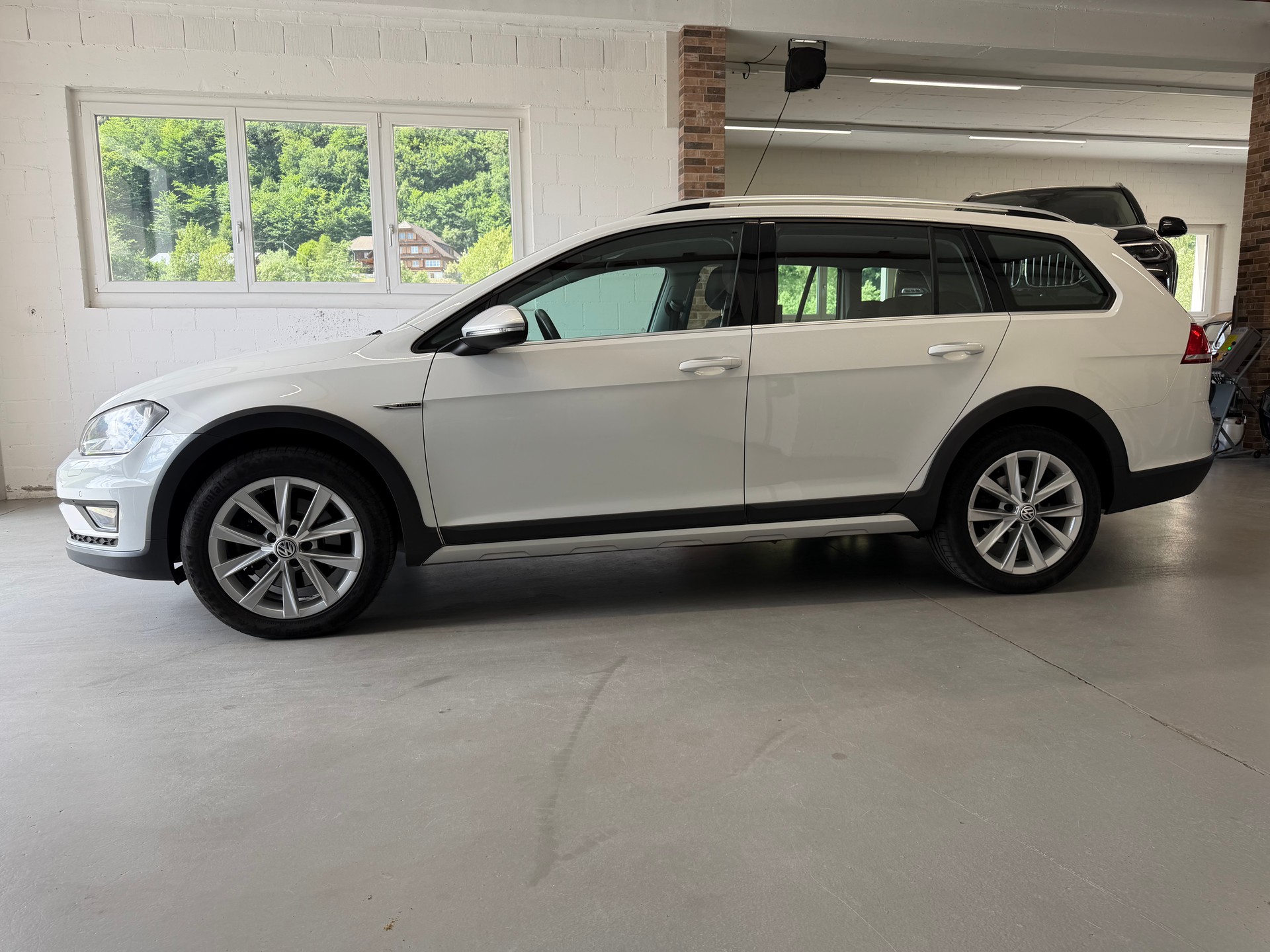 VW Golf 1.8 TSI Alltrack 4Motion-image-2