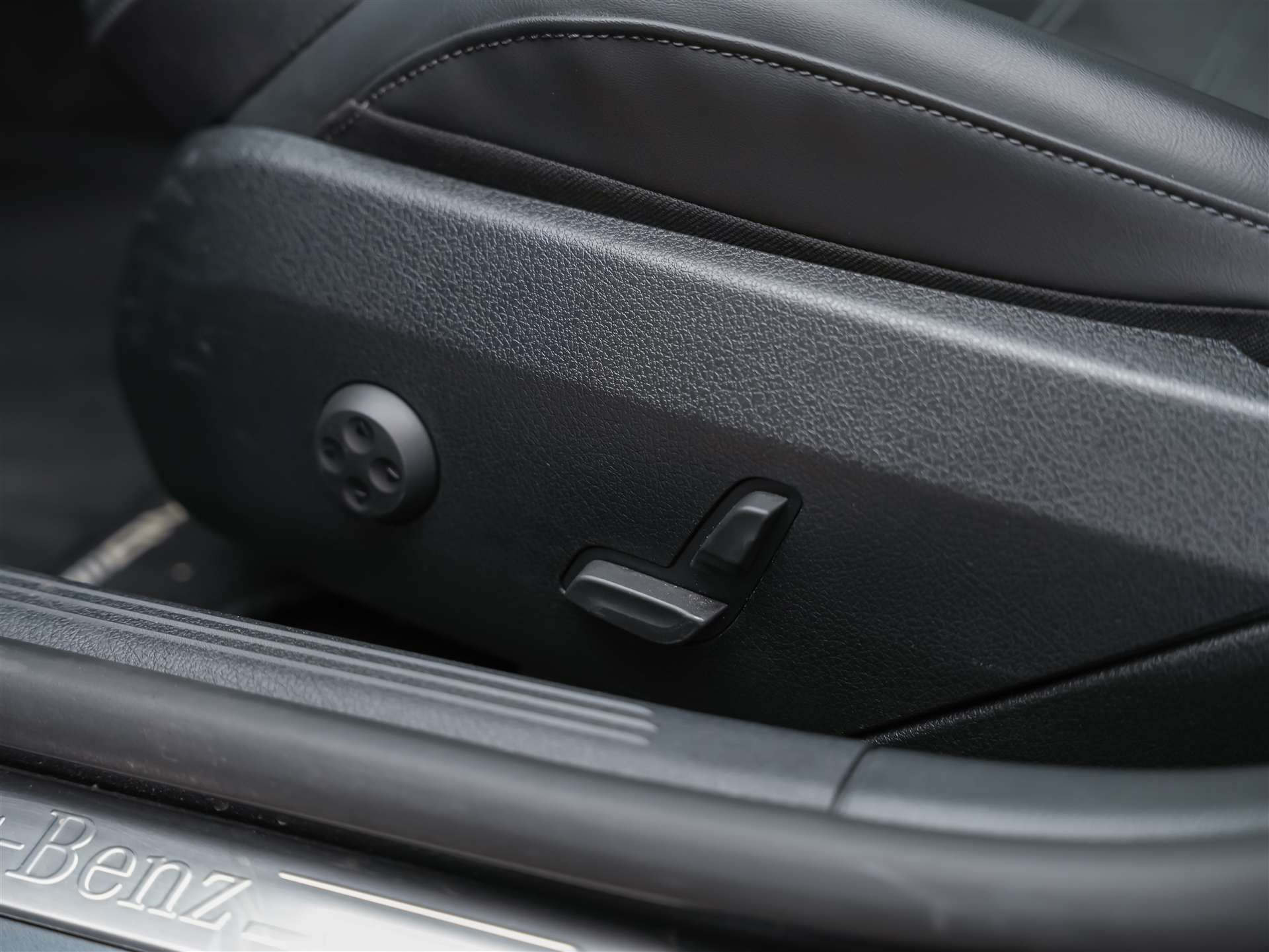 MERCEDES-BENZ C 220 d-image-24