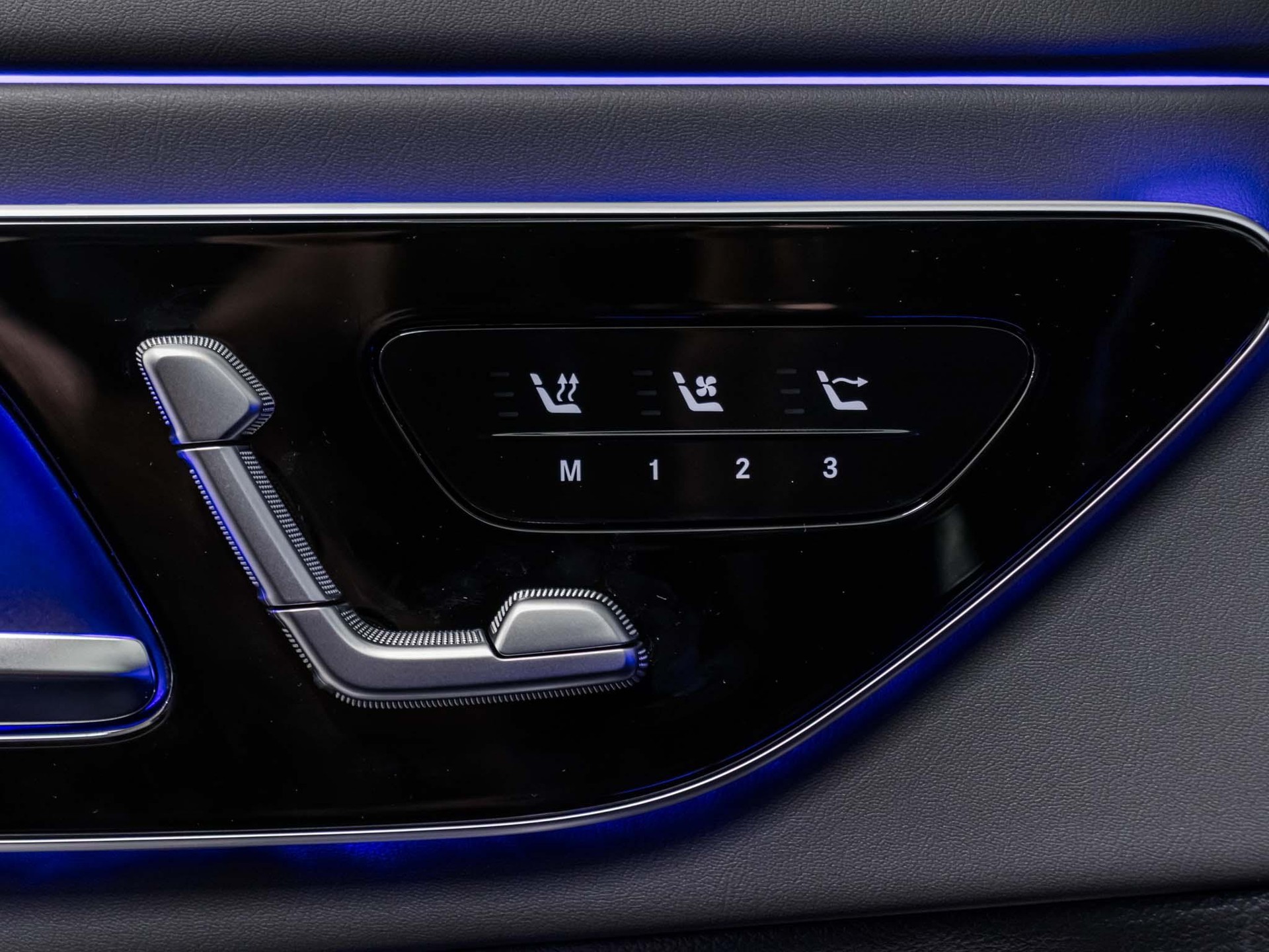 MERCEDES-BENZ CLE 53 AMG 4MATIC+ Cabriolet-image-9