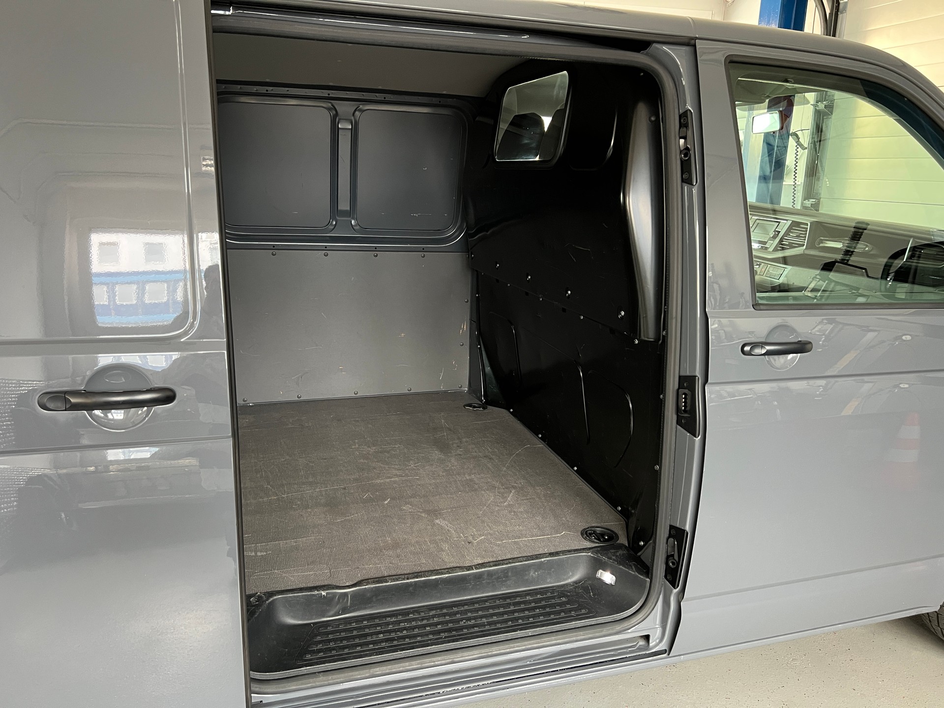VW T6.1 2.0 TDI Entry-image-7