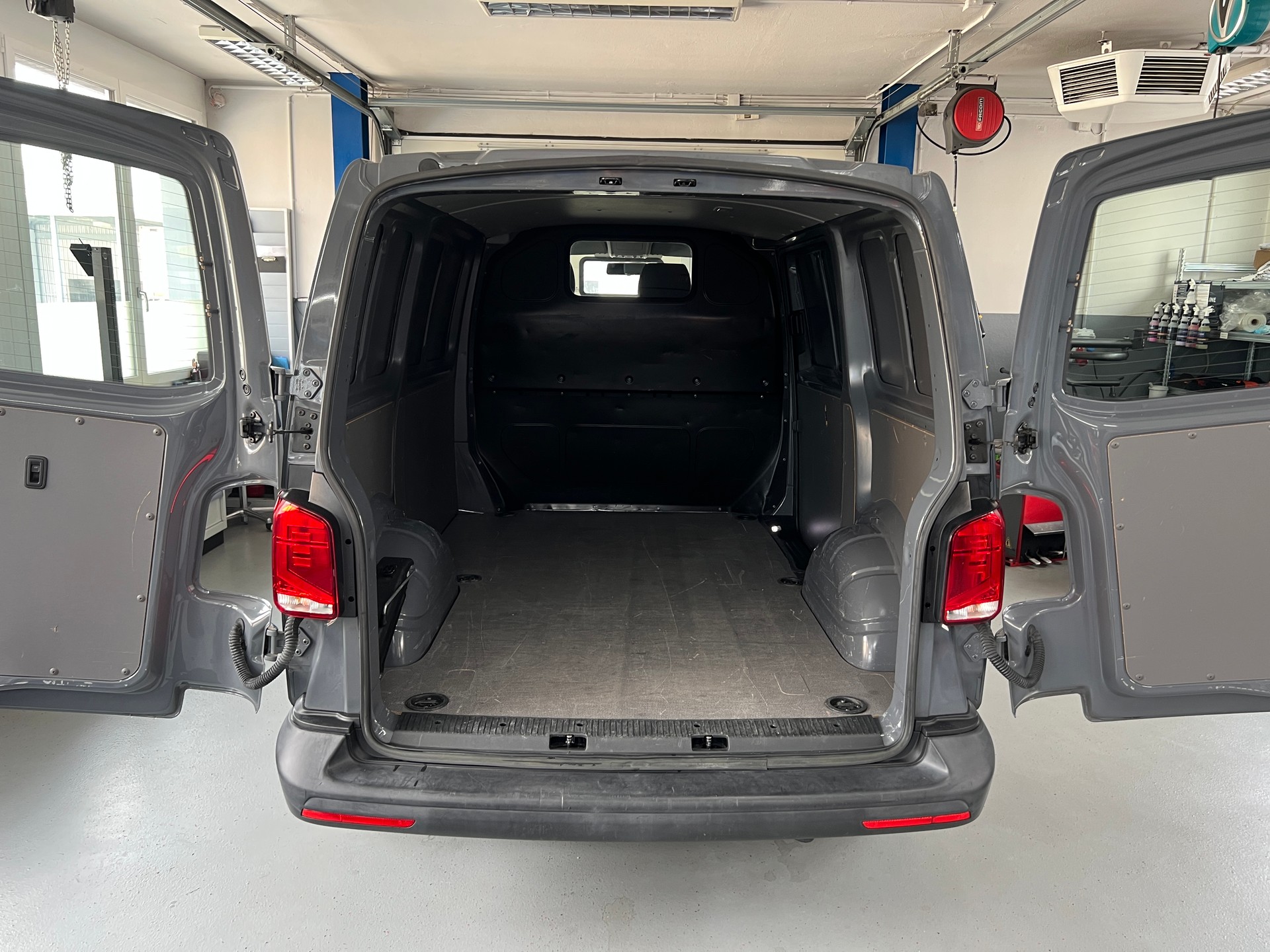 VW T6.1 2.0 TDI Entry-image-8
