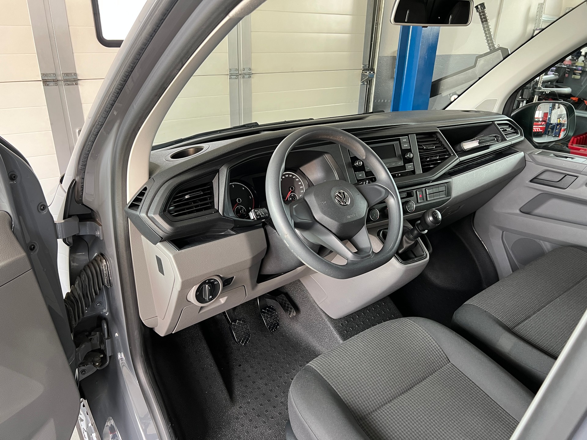 VW T6.1 2.0 TDI Entry-image-5