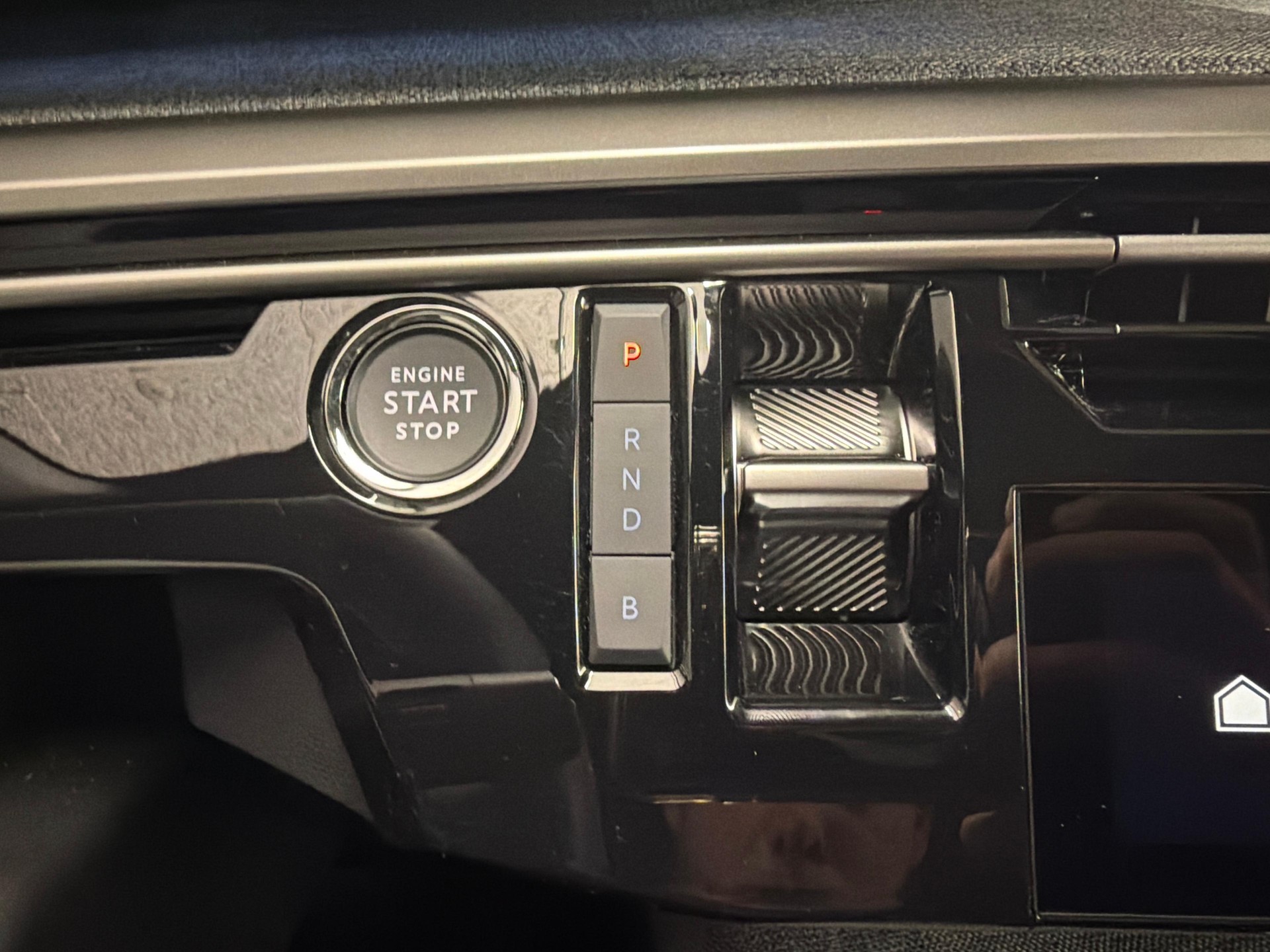PEUGEOT 5008 1.6 PHEV Allure-image-19