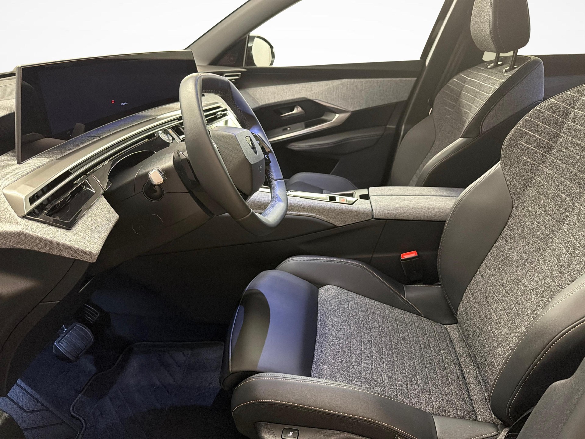 PEUGEOT 5008 1.6 PHEV Allure-image-9