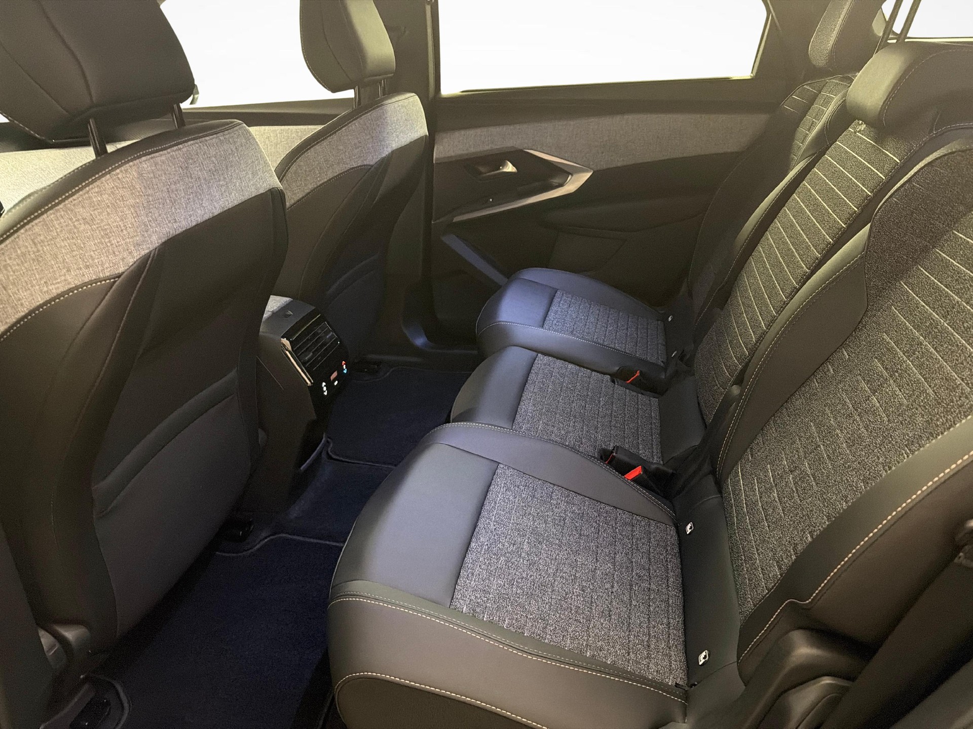 PEUGEOT 5008 1.6 PHEV Allure-image-10