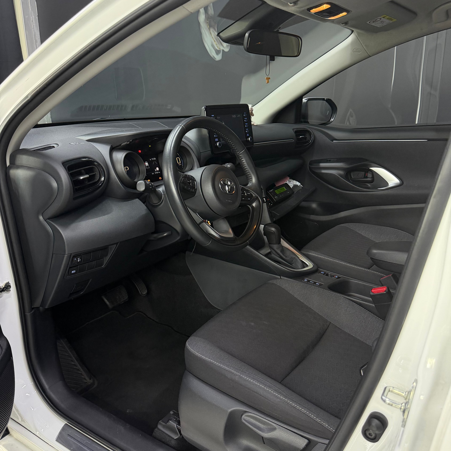TOYOTA Yaris 1.5 Comfort e-CVT-image-7