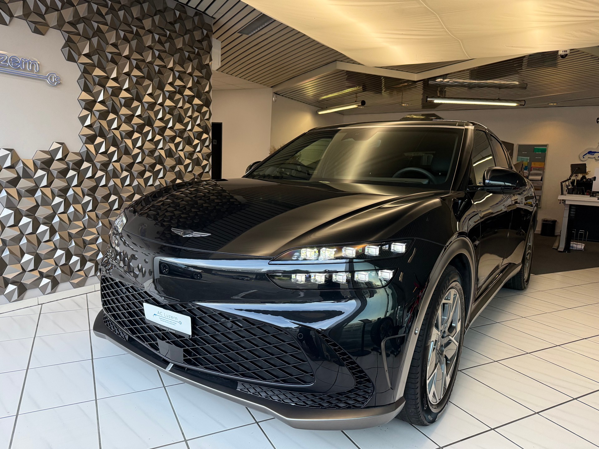 GENESIS GV60 77.4 kWh Premium SoH 97.7 %-image-0