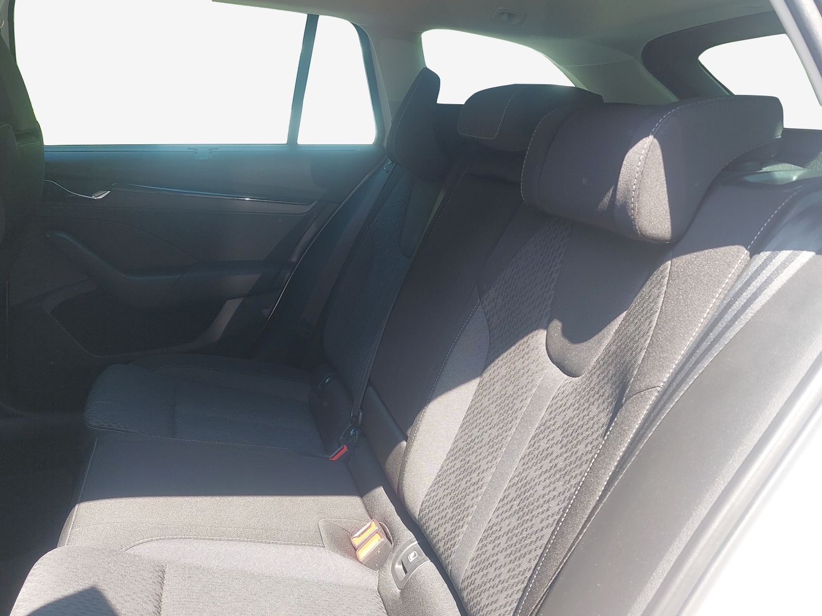 SKODA Octavia Combi 2.0 TDI DSG Ambition-image-11