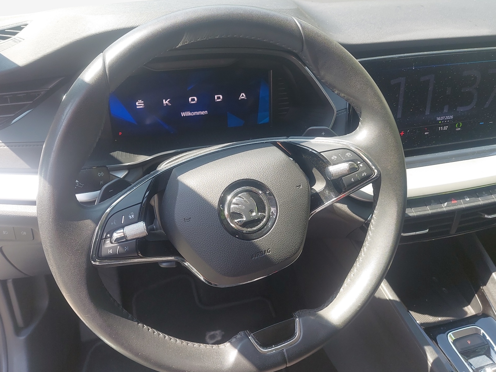 SKODA Octavia Combi 2.0 TDI DSG Ambition-image-9