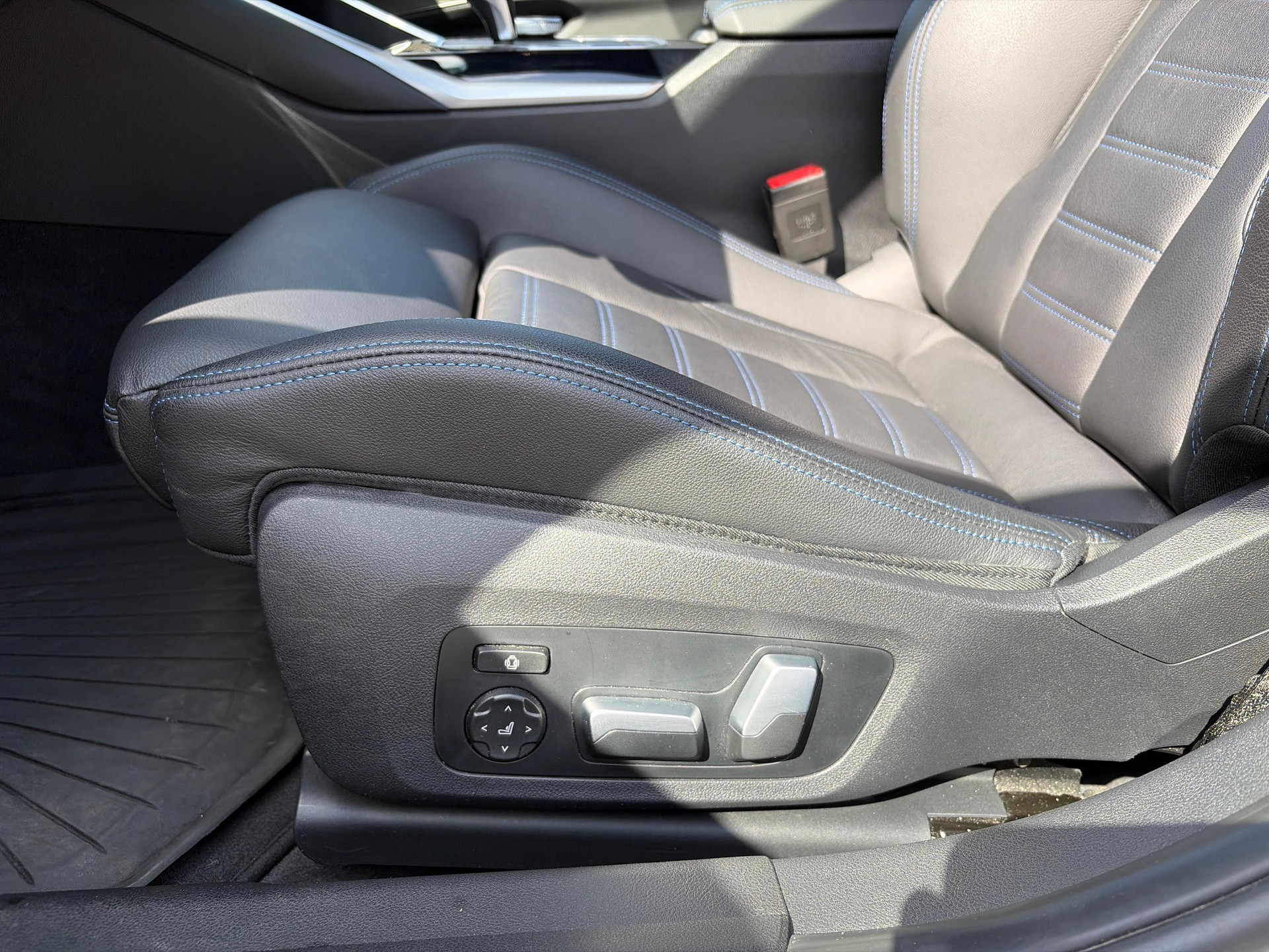 BMW 330i xDrive SAG M Sport-image-11