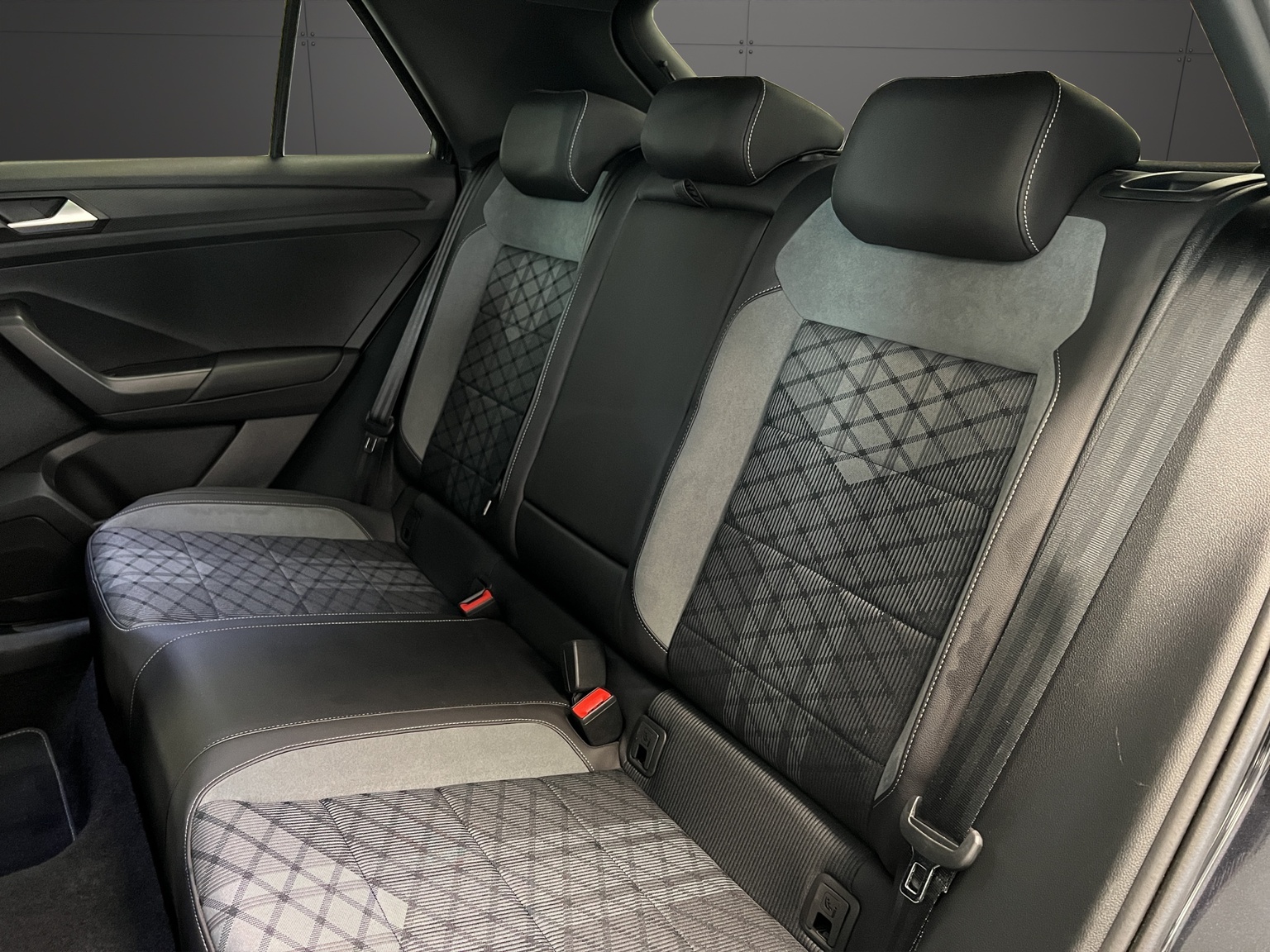VW T-Roc 2.0 TSI R-Line DSG 4Motion-image-8