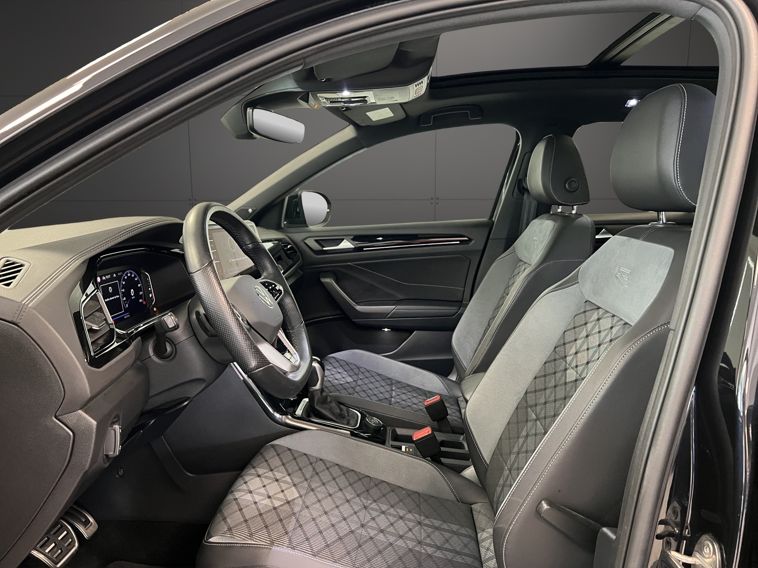 VW T-Roc 2.0 TSI R-Line DSG 4Motion-image-5