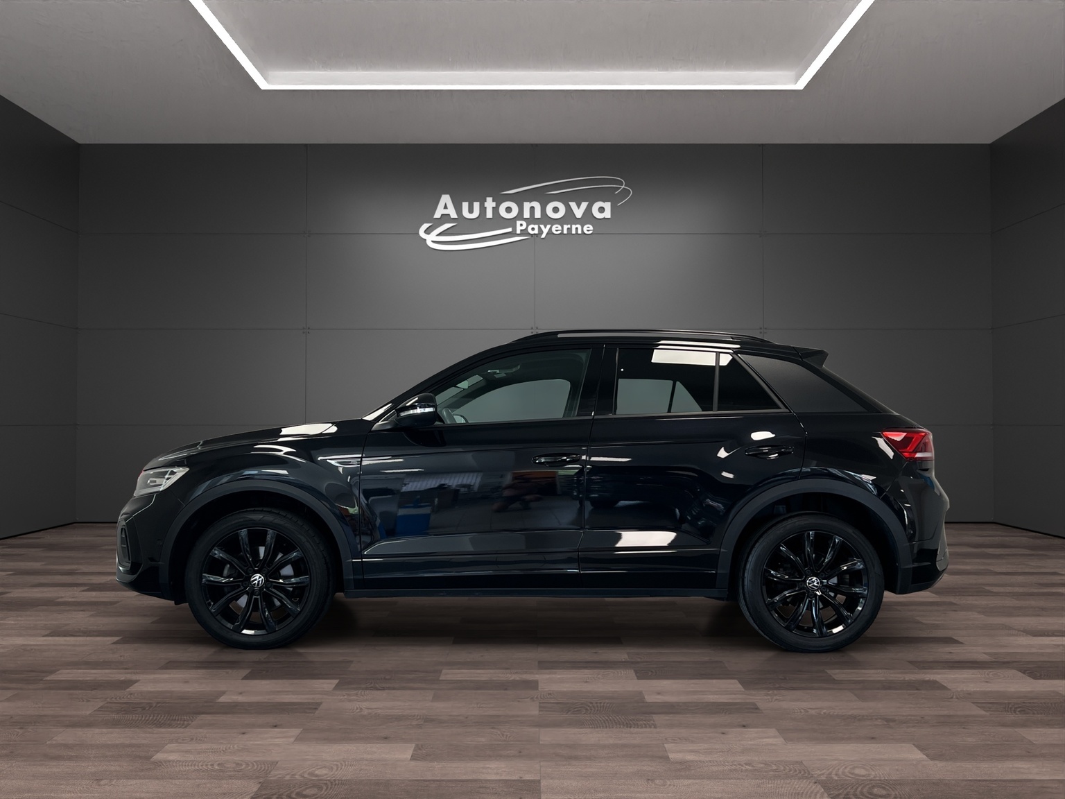 VW T-Roc 2.0 TSI R-Line DSG 4Motion-image-2